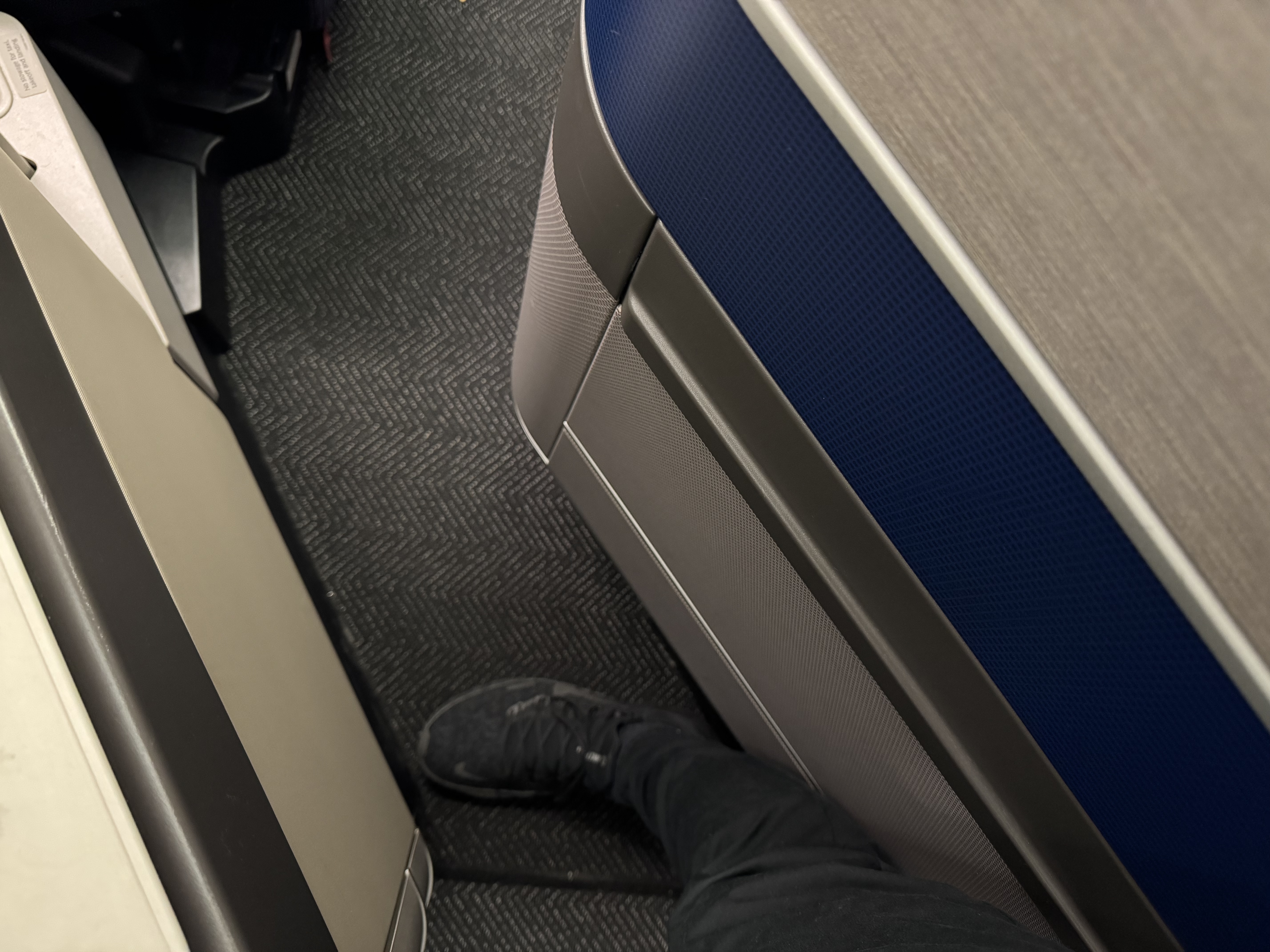 United Airlines B767 400 Polaris space entry to seat