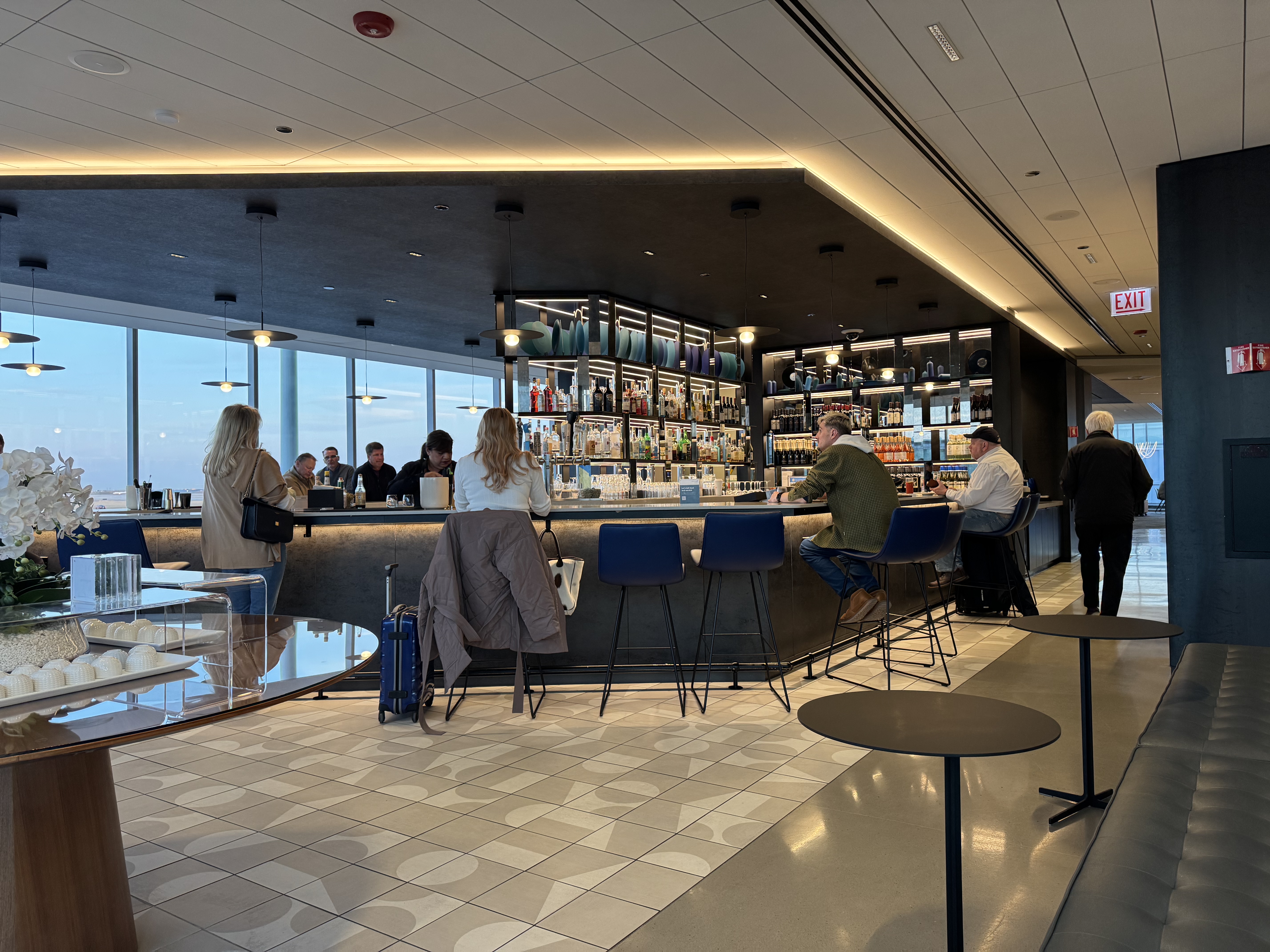 United Club Chicago ORD T1 Gate C10 bar