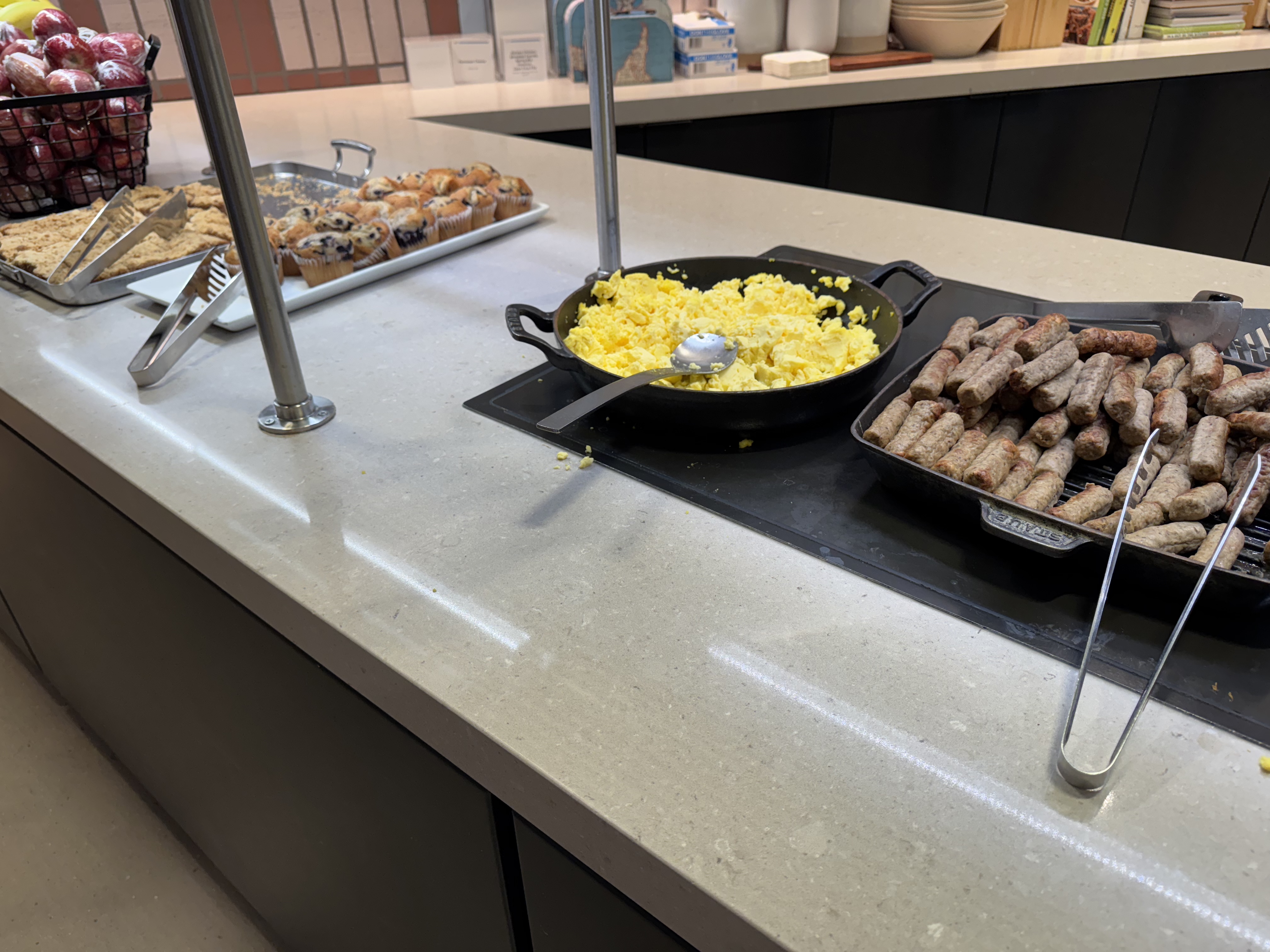 United Club Chicago ORD T1 Gate C10 breakfast buffet