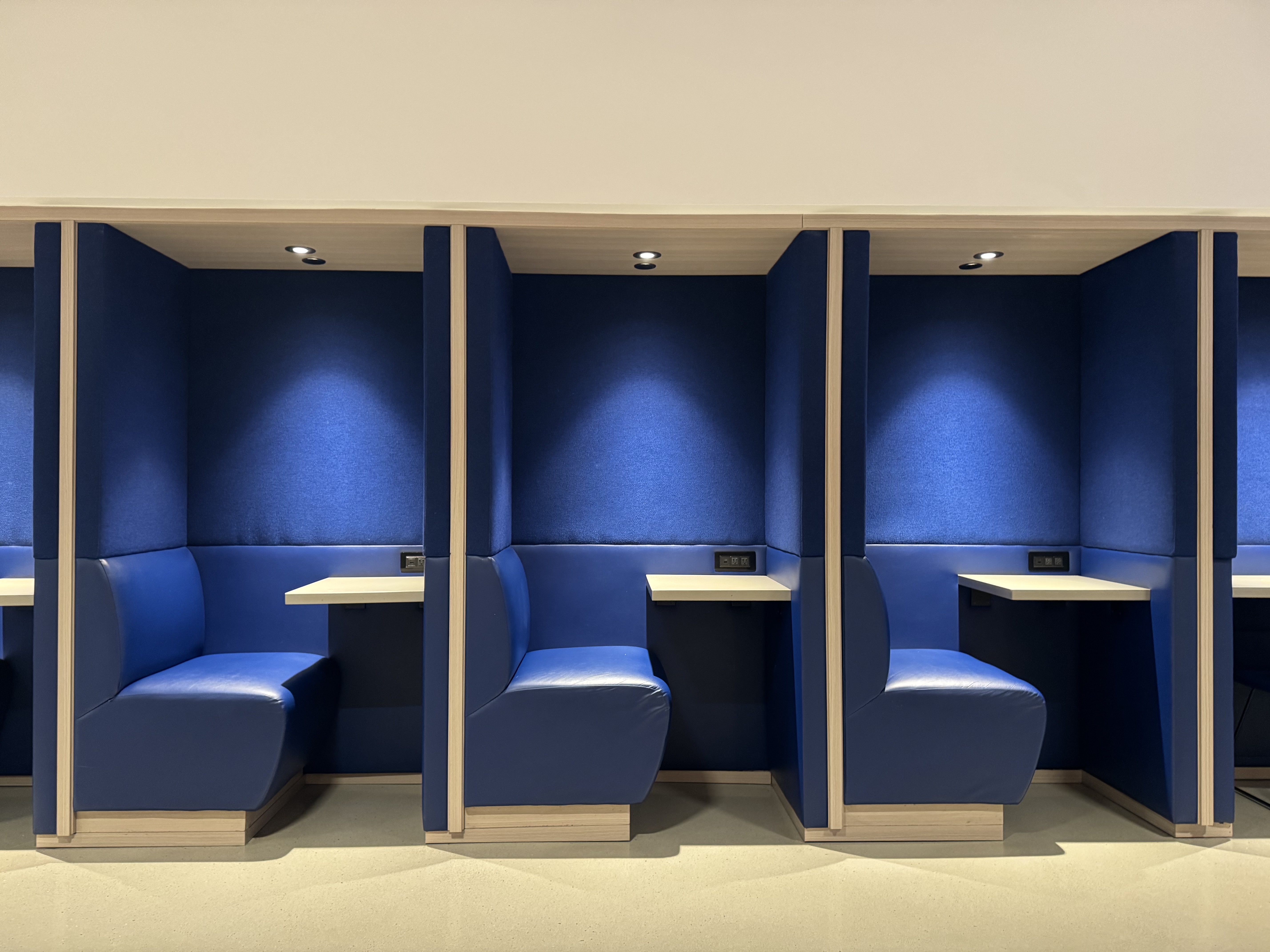 United Club Chicago ORD T1 Gate C10 cubicles
