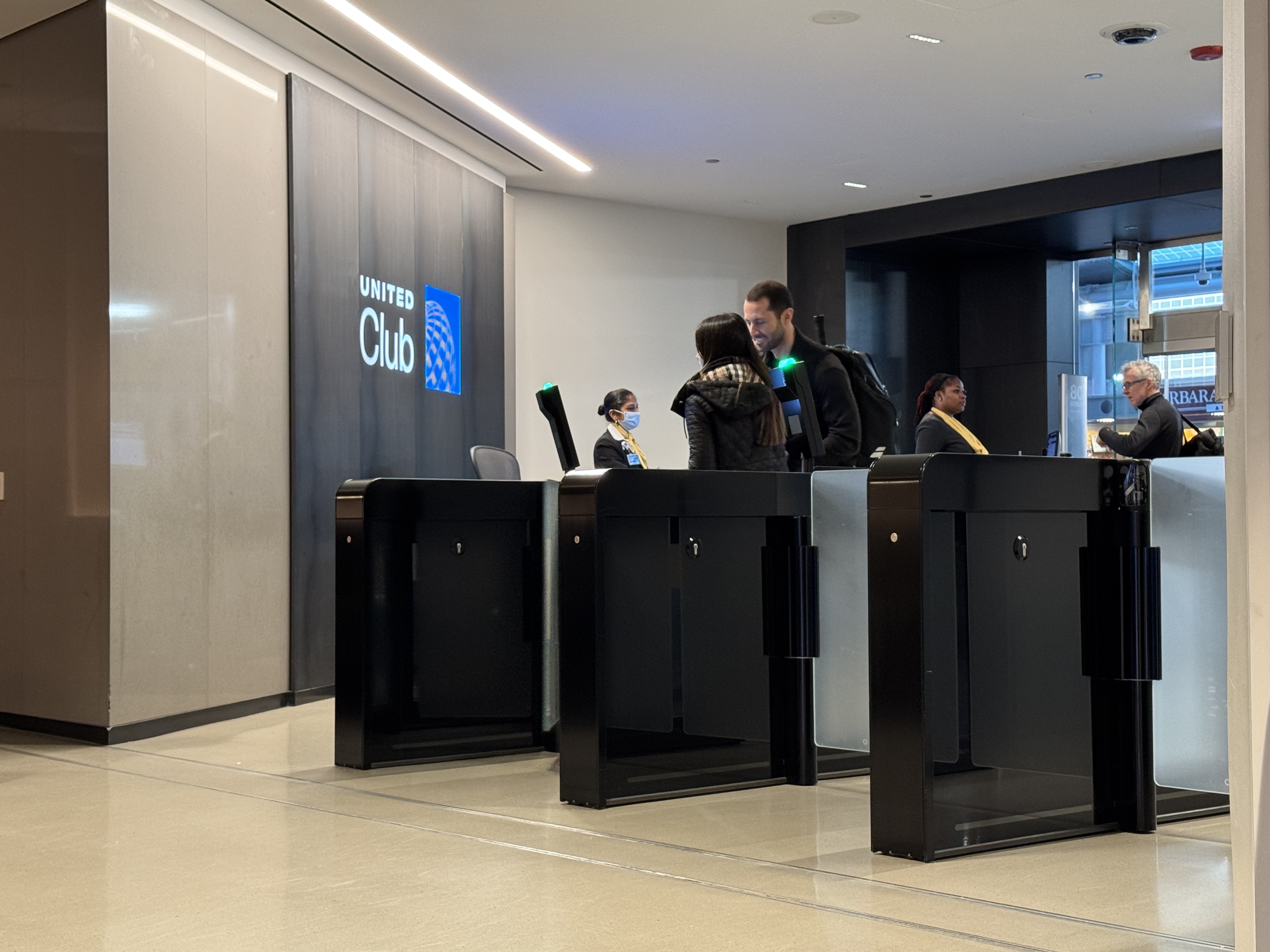 United Club Chicago ORD T1 Gate C10 entry gates