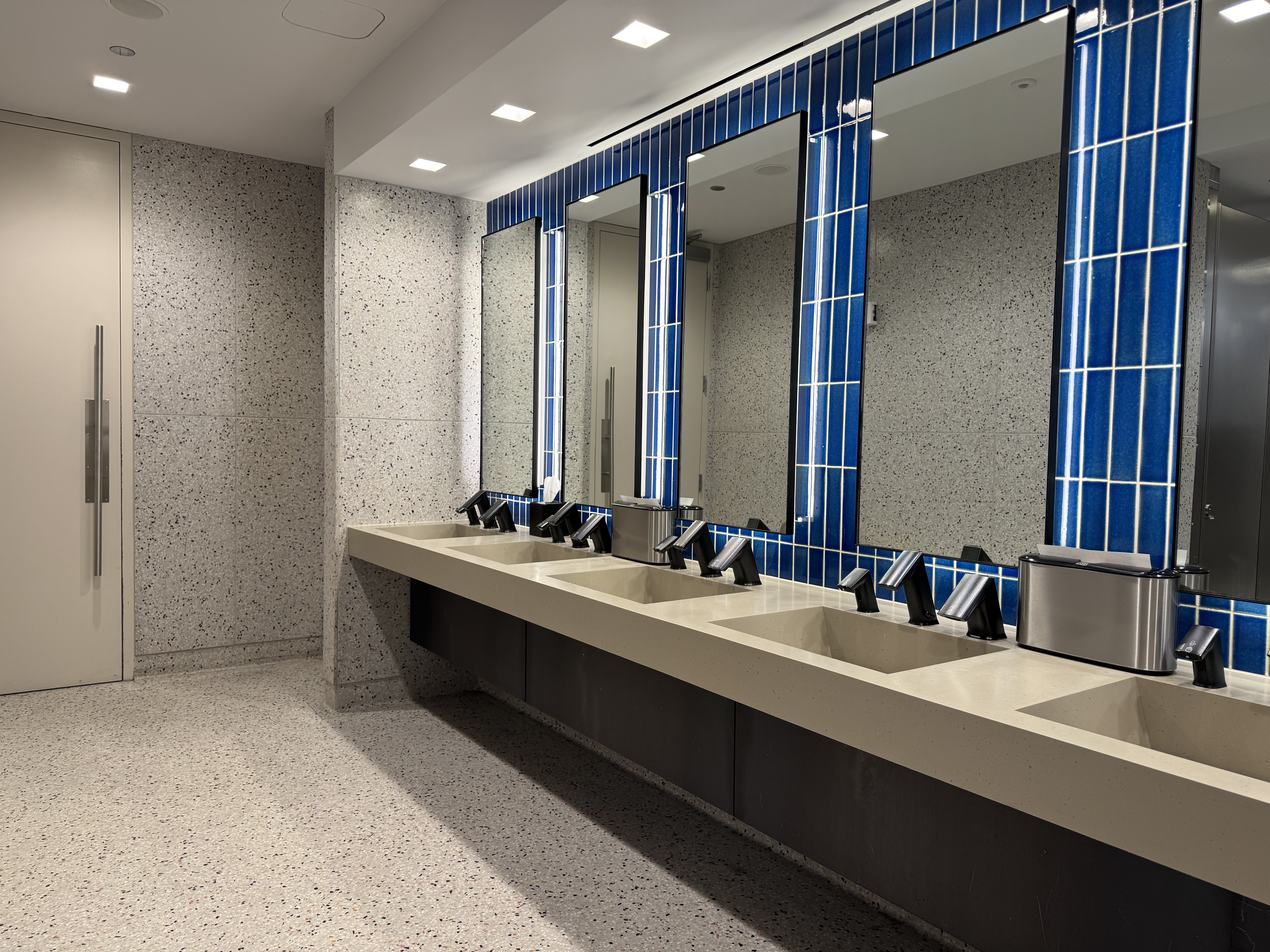 United Club Chicago ORD T1 Gate C10 mens room sinks