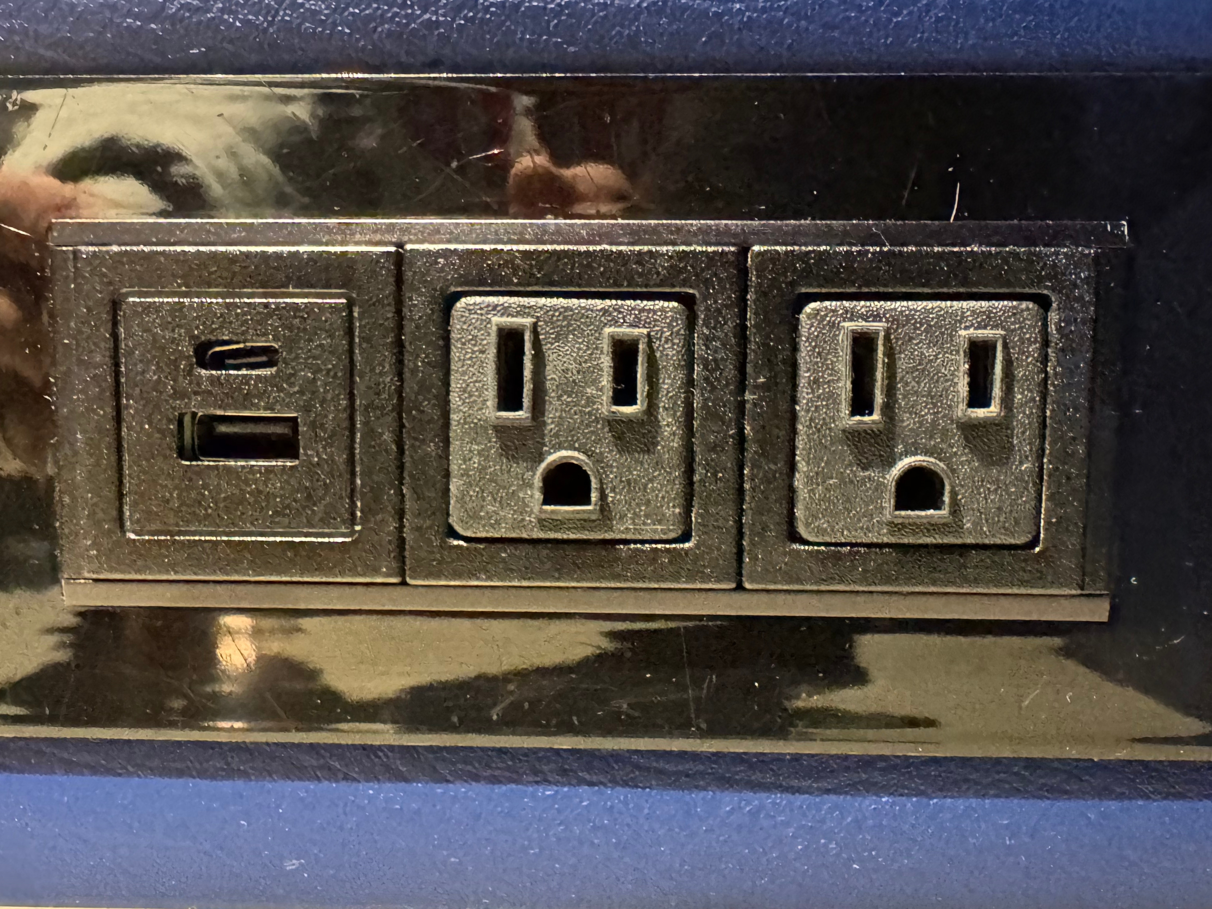 United Club Chicago ORD T1 Gate C10 outlelts at cubicle
