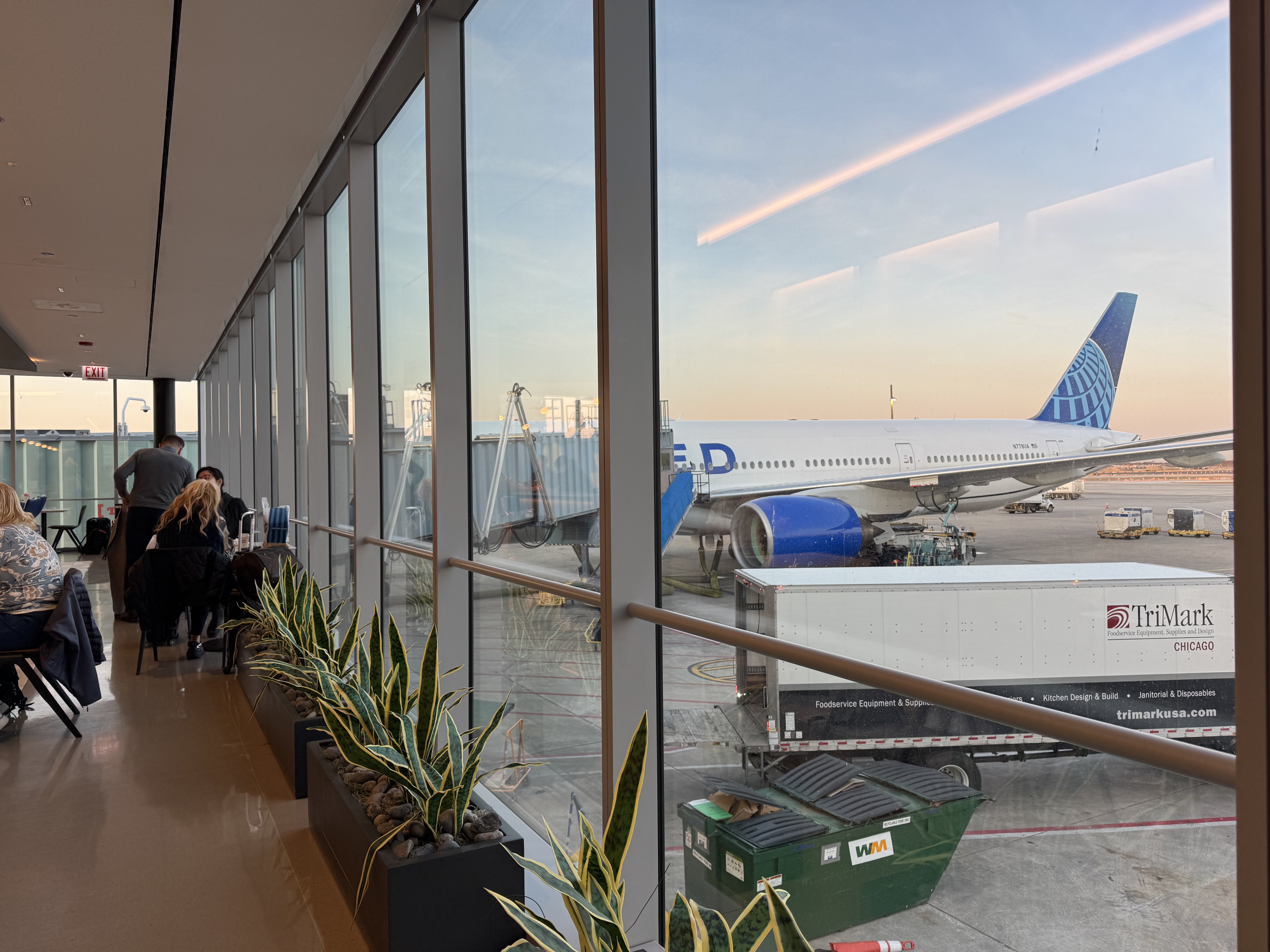 United Club Chicago ORD T1 Gate C10 planespotting near bar