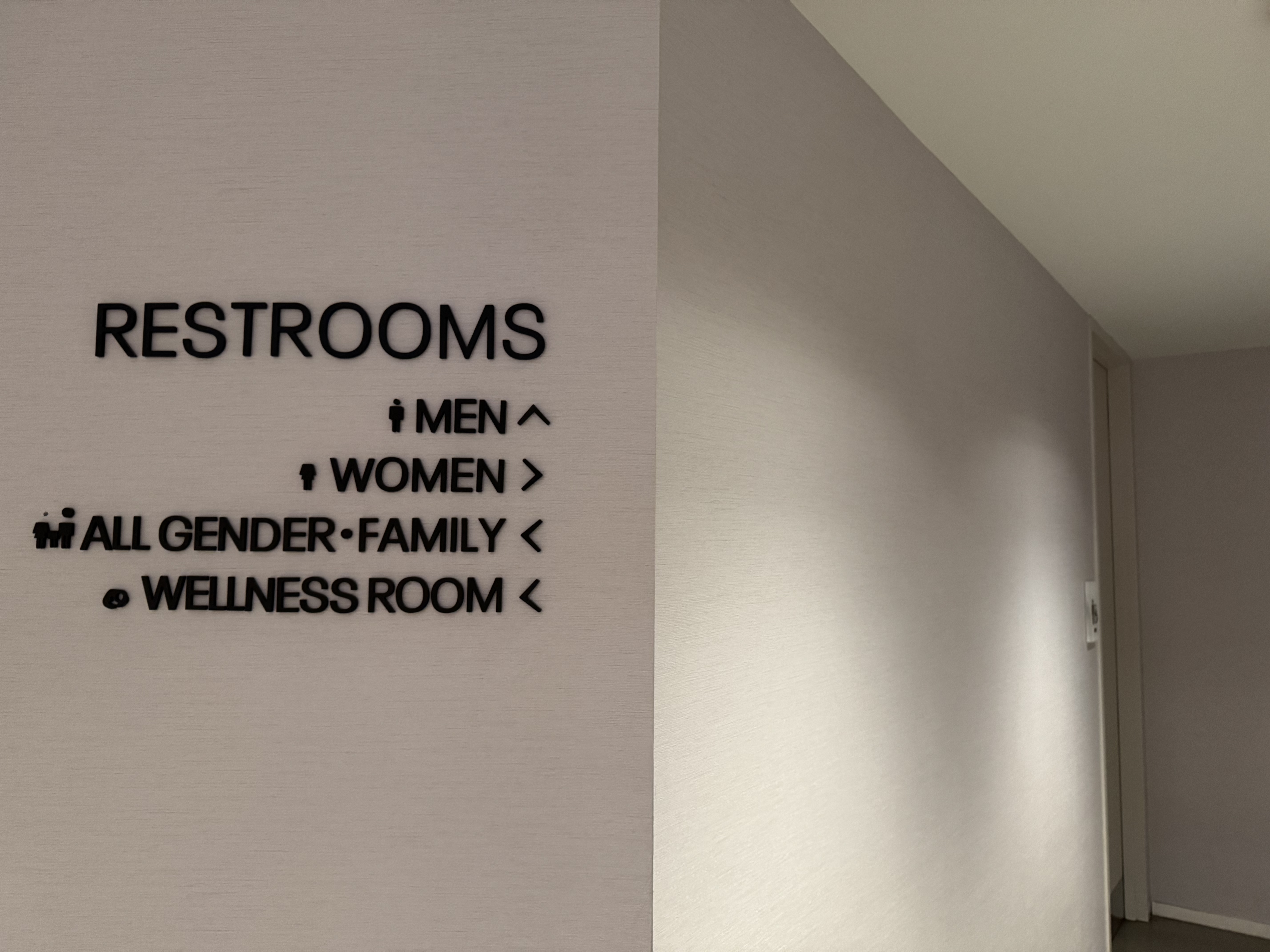 United Club Chicago ORD T1 Gate C10 restrooms sign