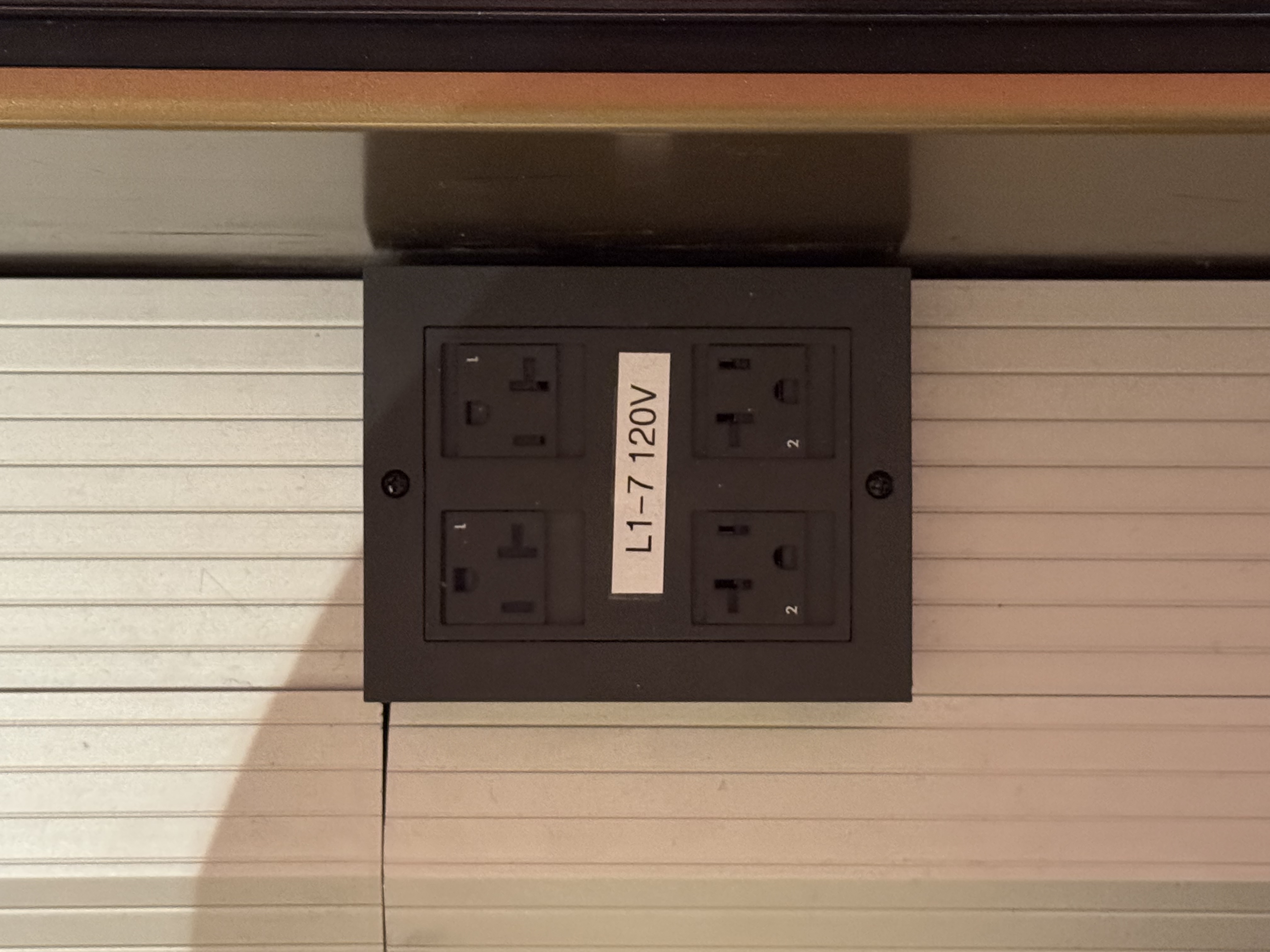 Virgin Atlantic Clubhouse LAX floor outlets Virgin Atlantic Clubhouse LAX floor outlets