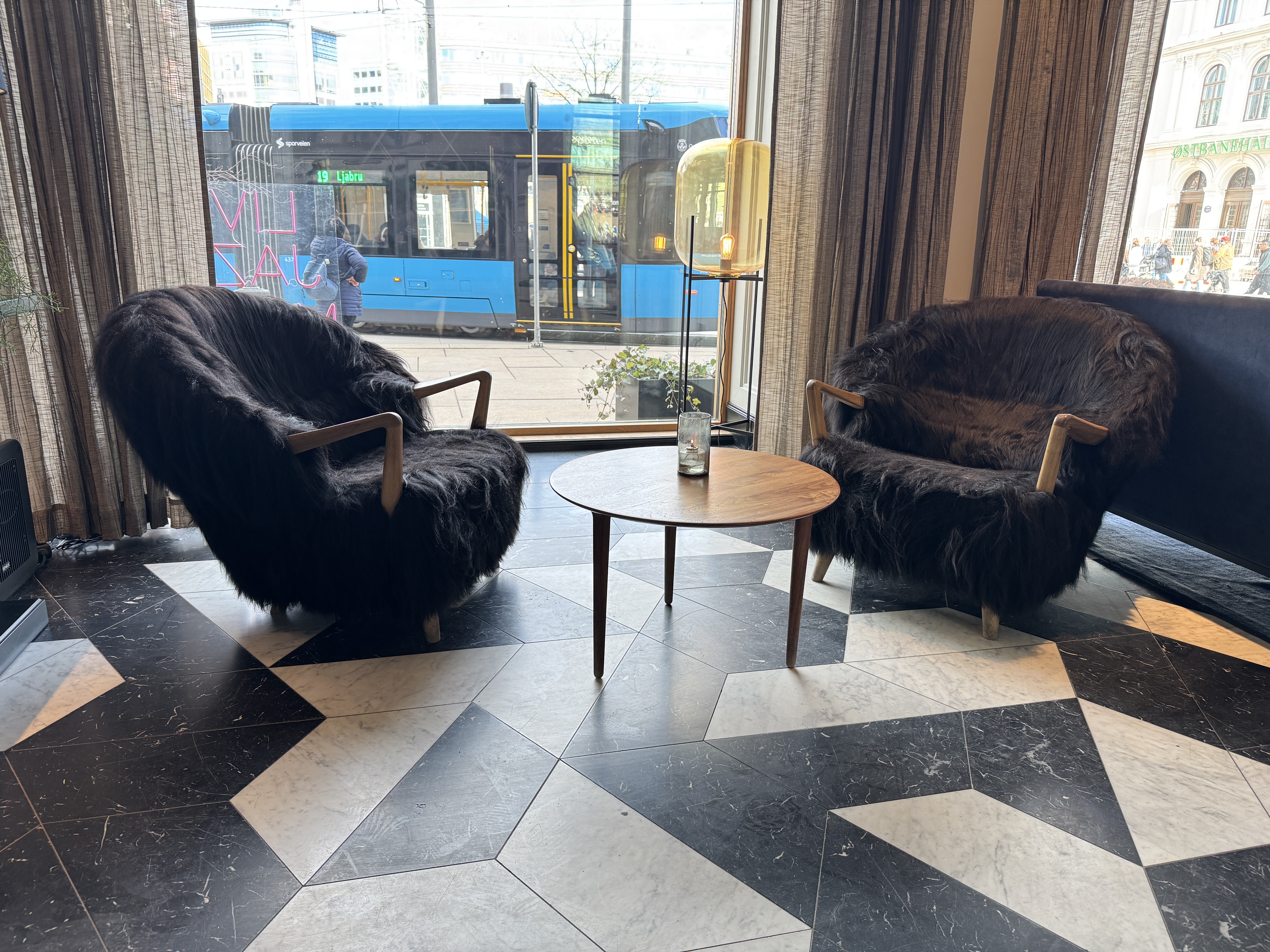 Amerikalinjen lobby furry chairs