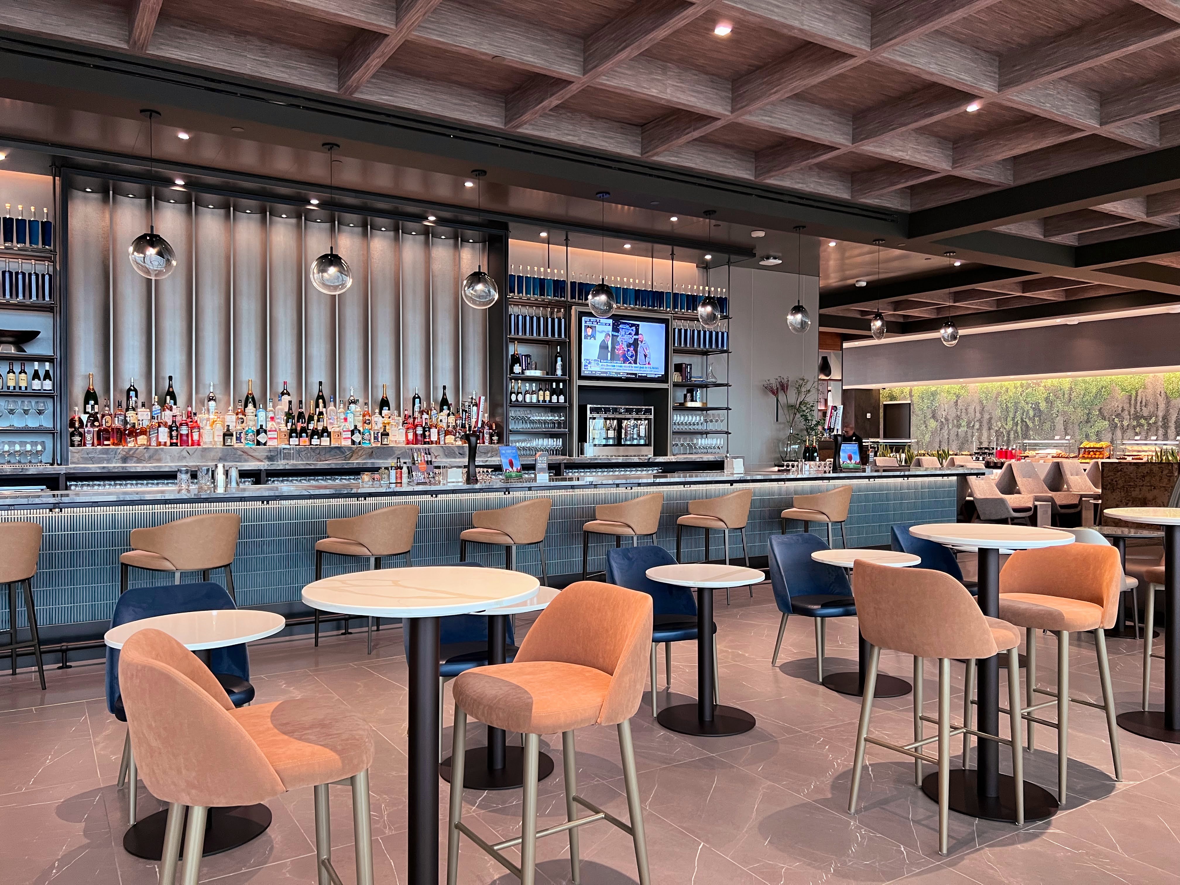 Delta Sky Club ATL bar