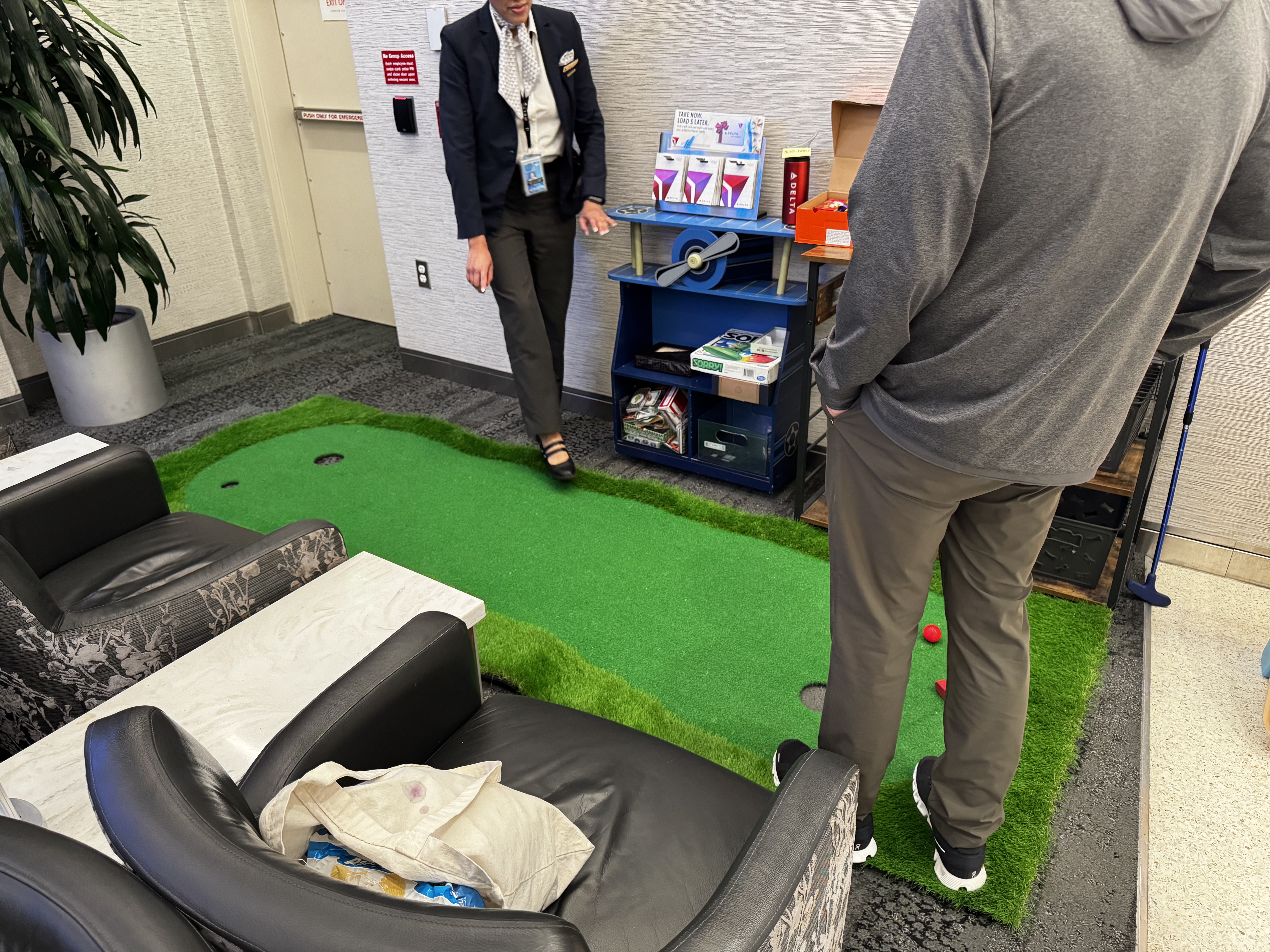 Delta Sky Club SLC Concourse A golf game