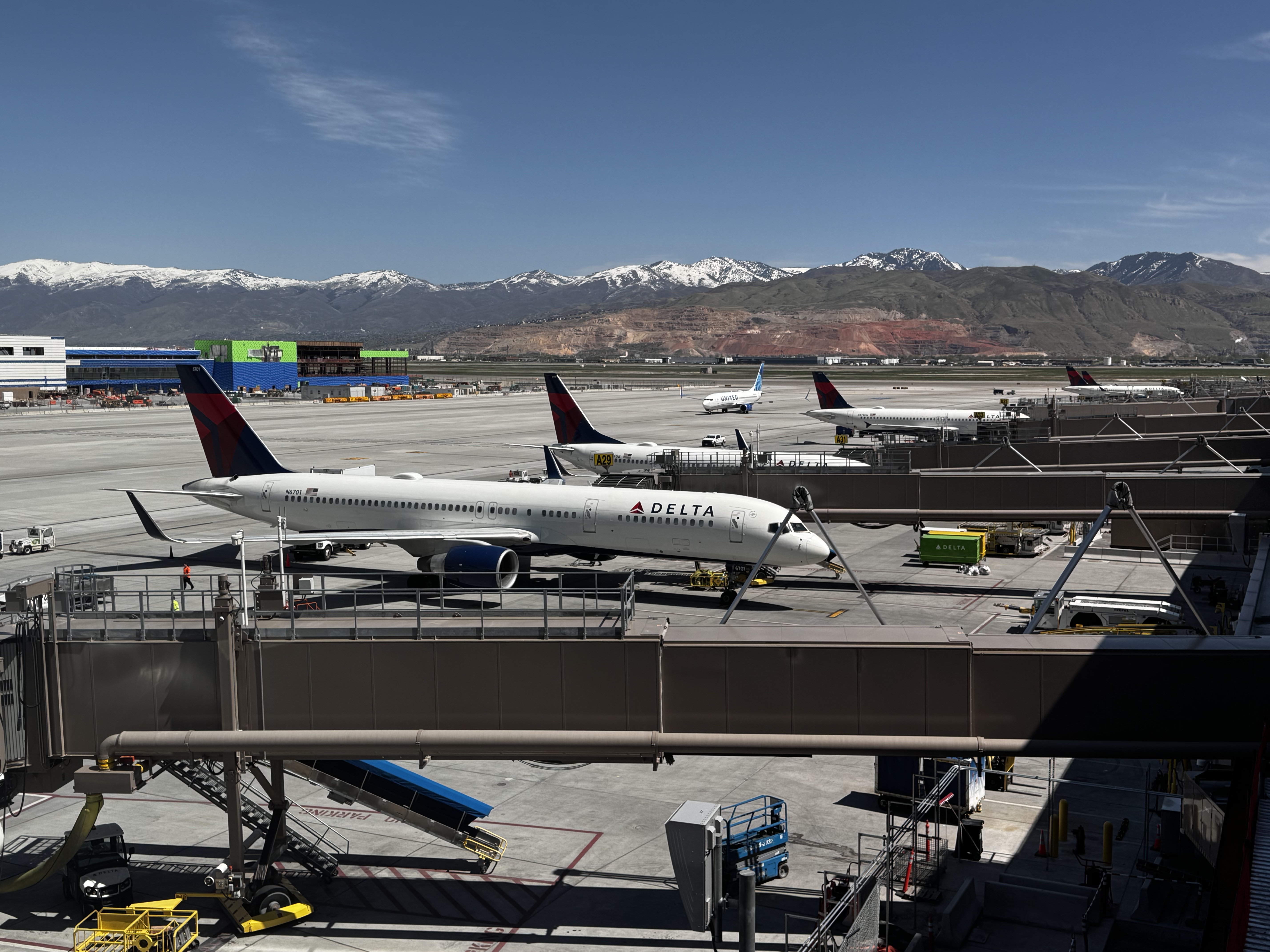 Delta Sky Club SLC Concourse A planespotting