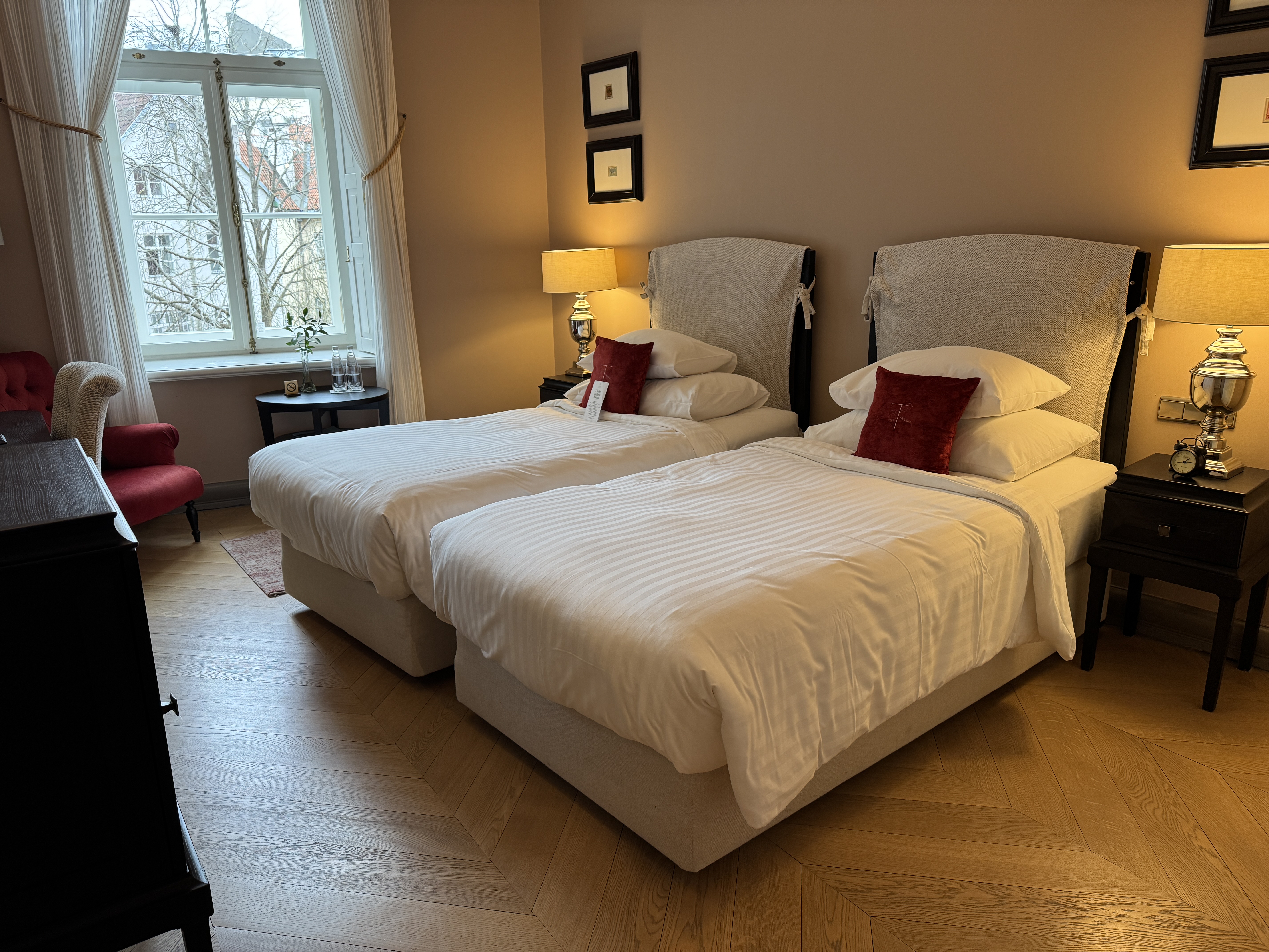 Hotel Telegraaf bedroom from entrance