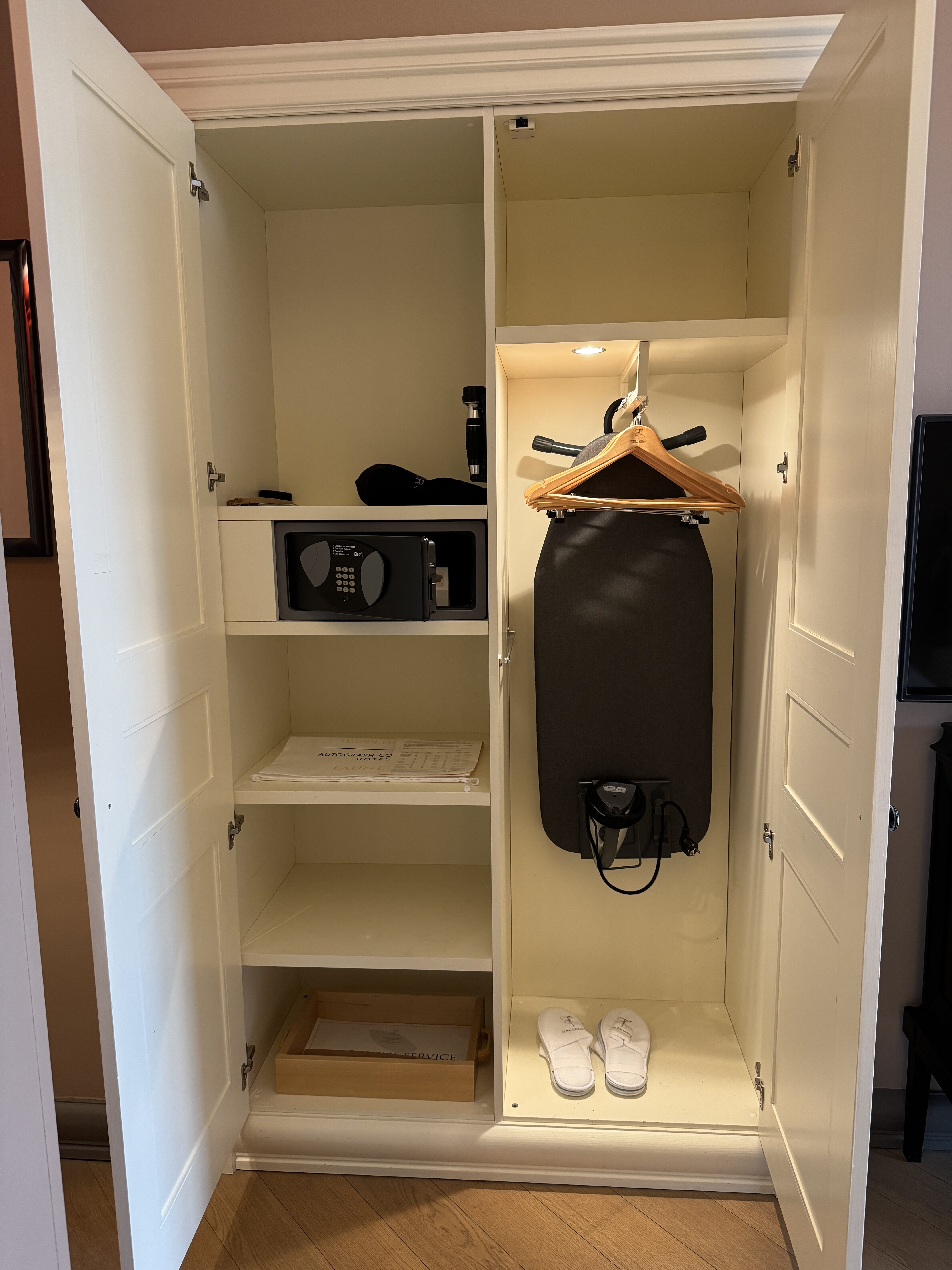 Hotel Telegraaf closet