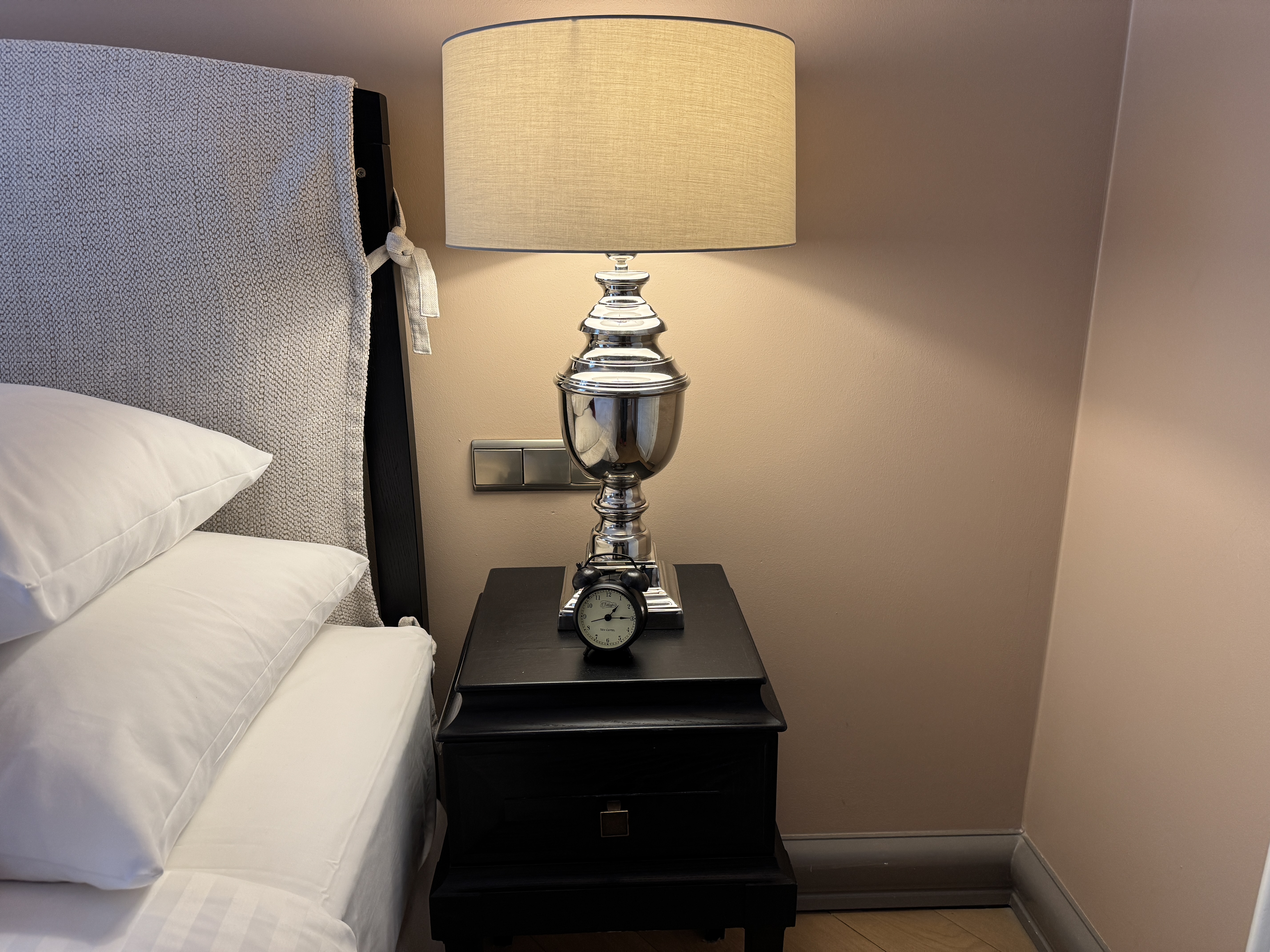 Hotel Telegraaf left nightstand