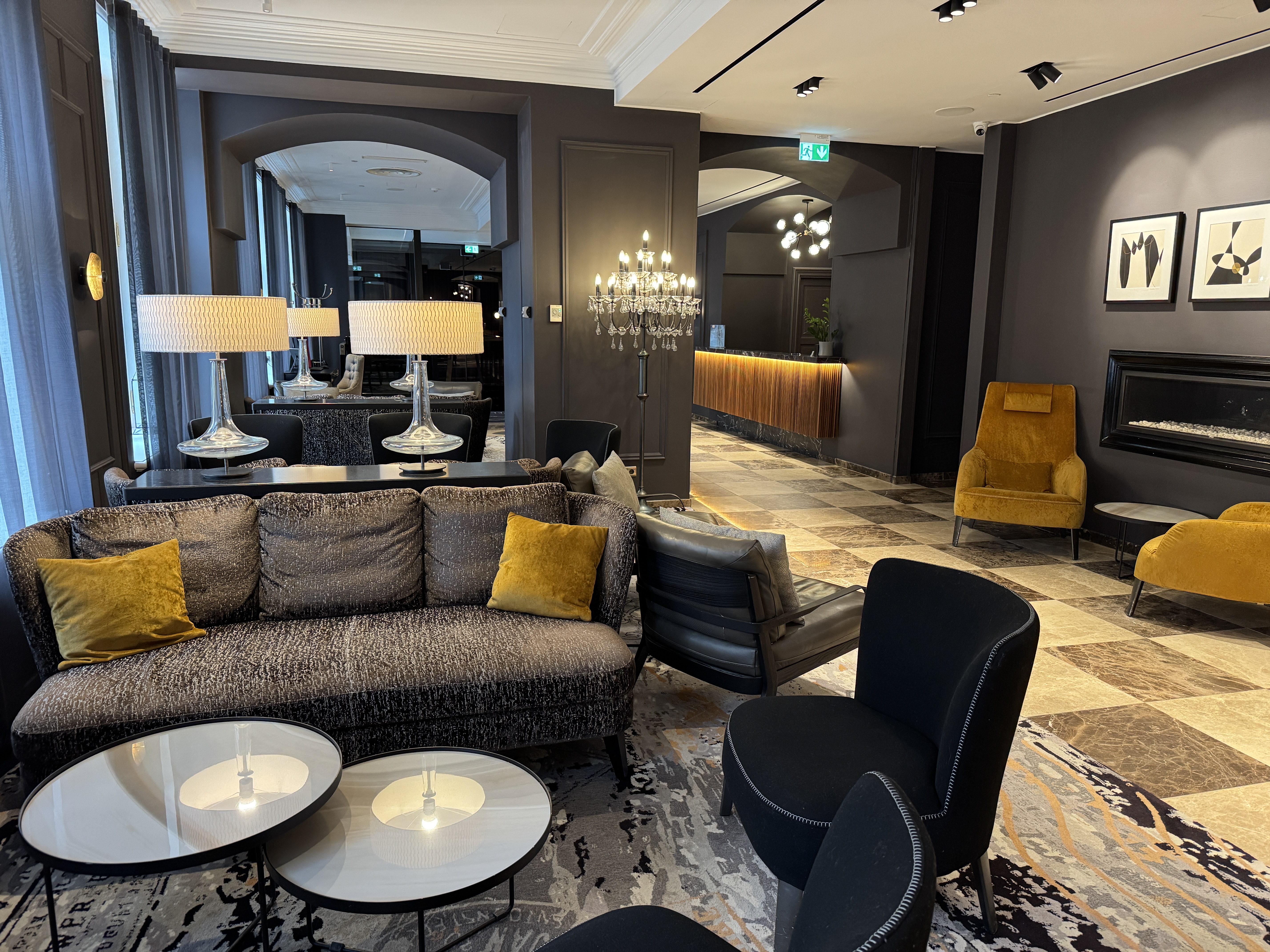 Hotel Telegraaf lobby seating