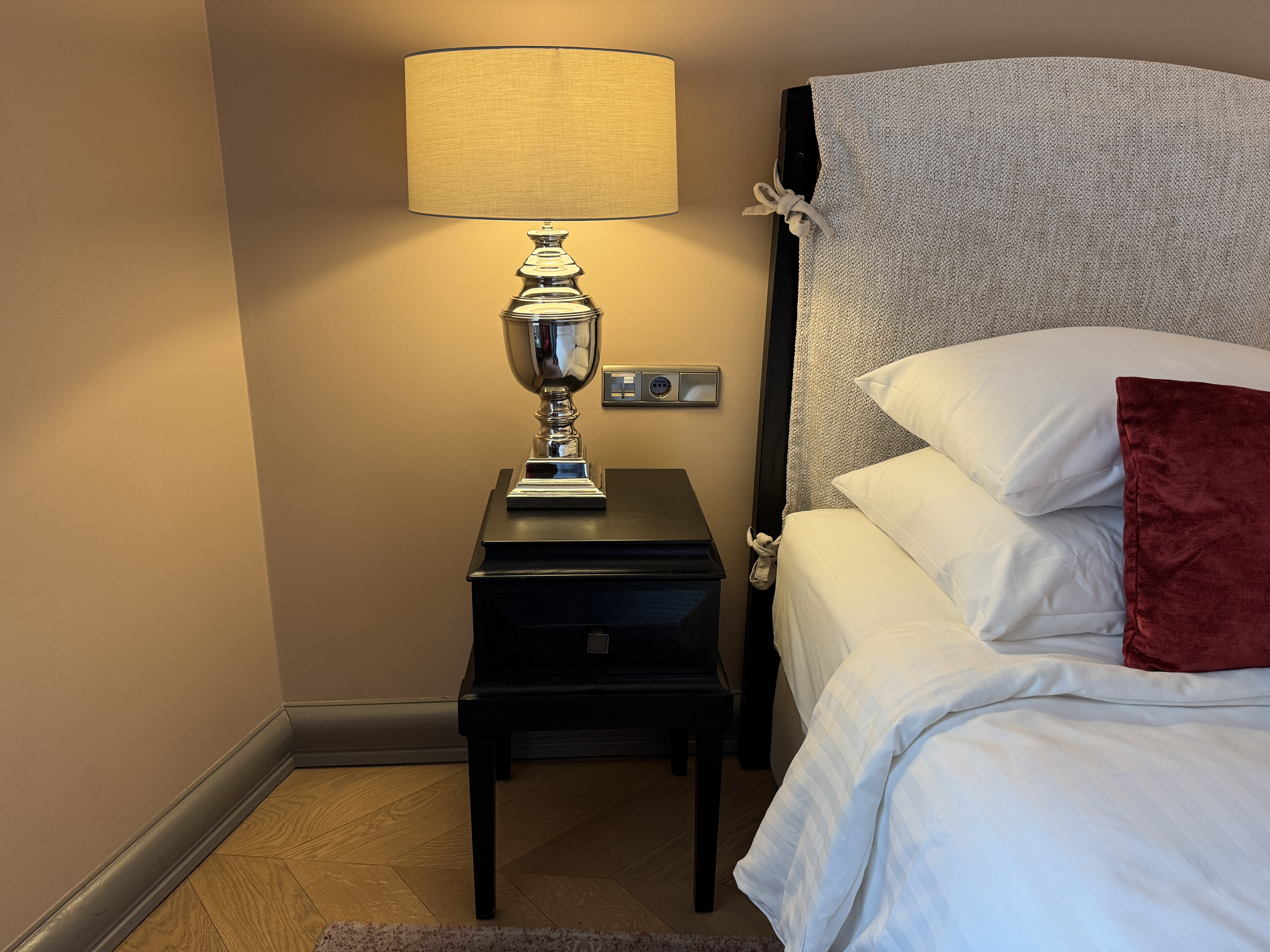 Hotel Telegraaf right nightstand