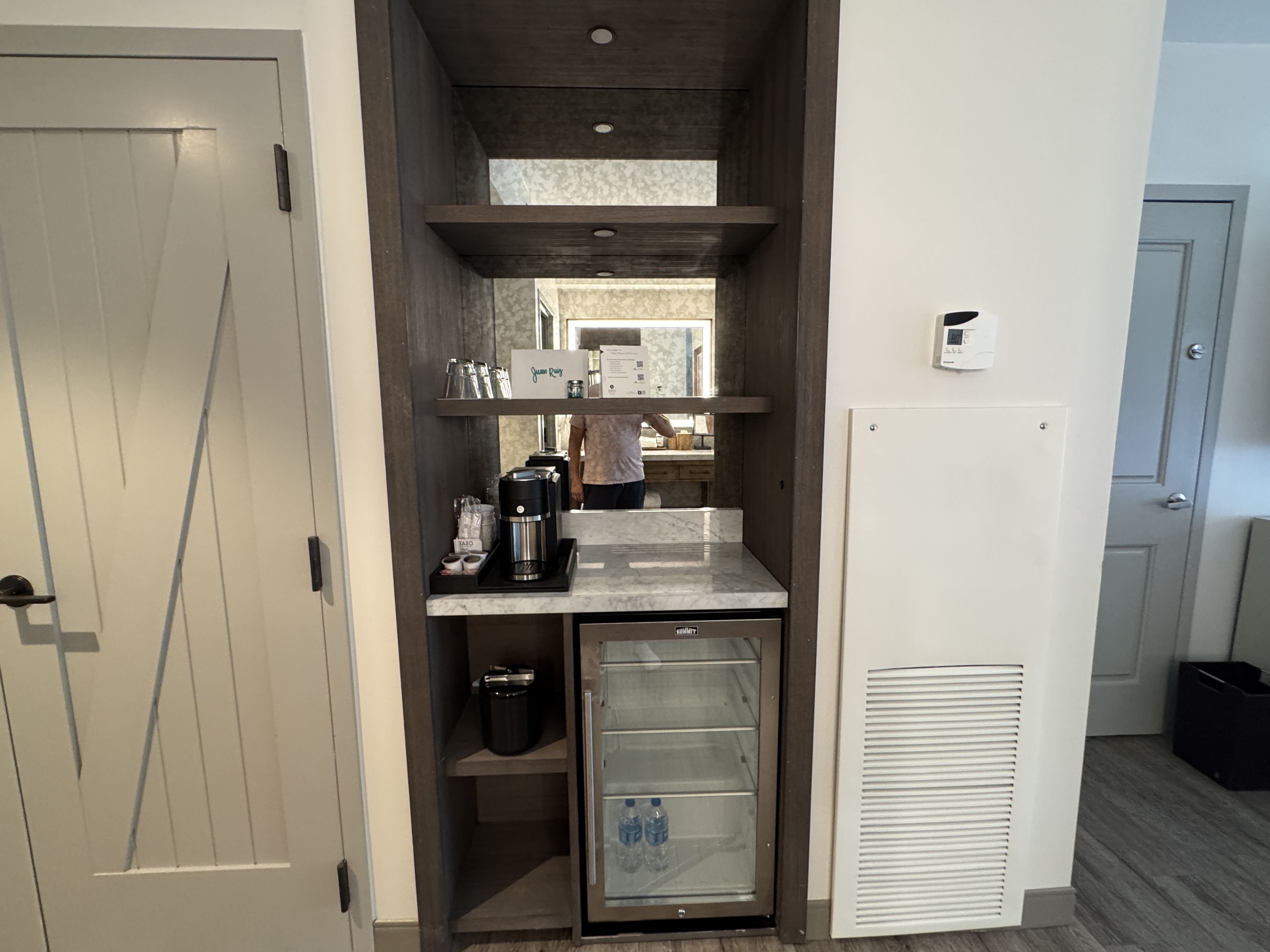 Hyatt Regency Hill Country wet bar