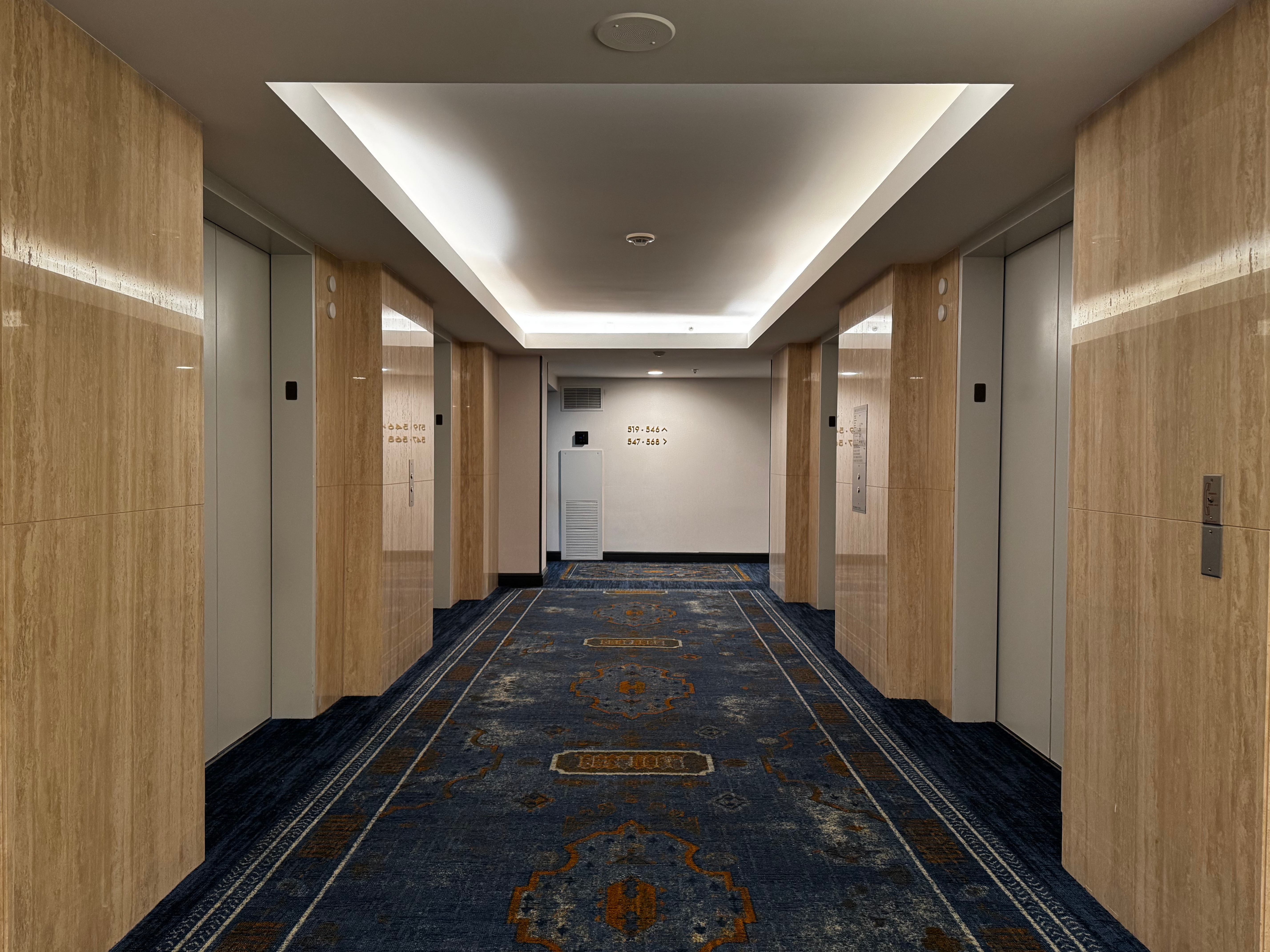 Hyatt Regency Irvine elevator waiting area