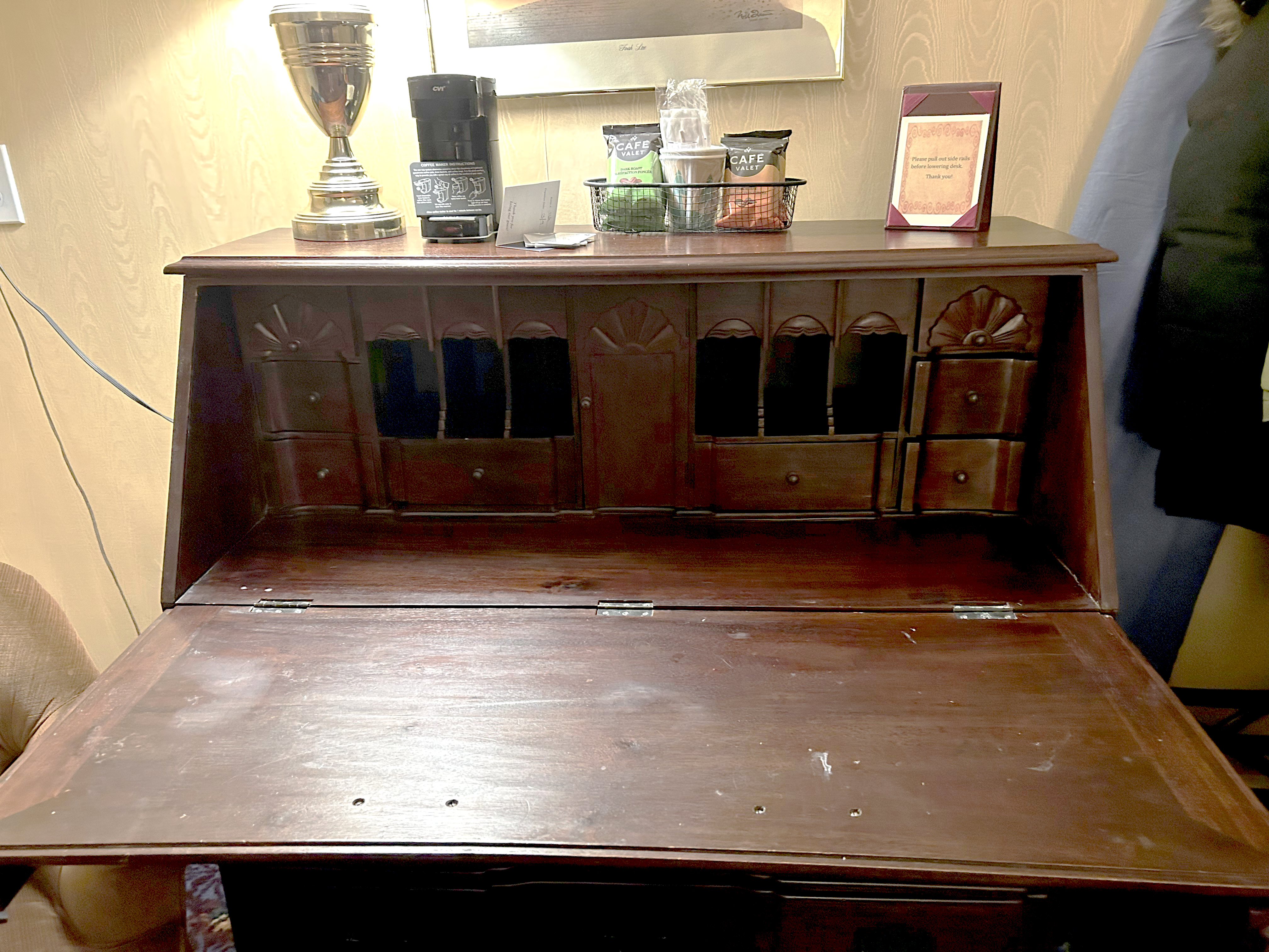 Inn at Saratoga bureau desk lightenrf
