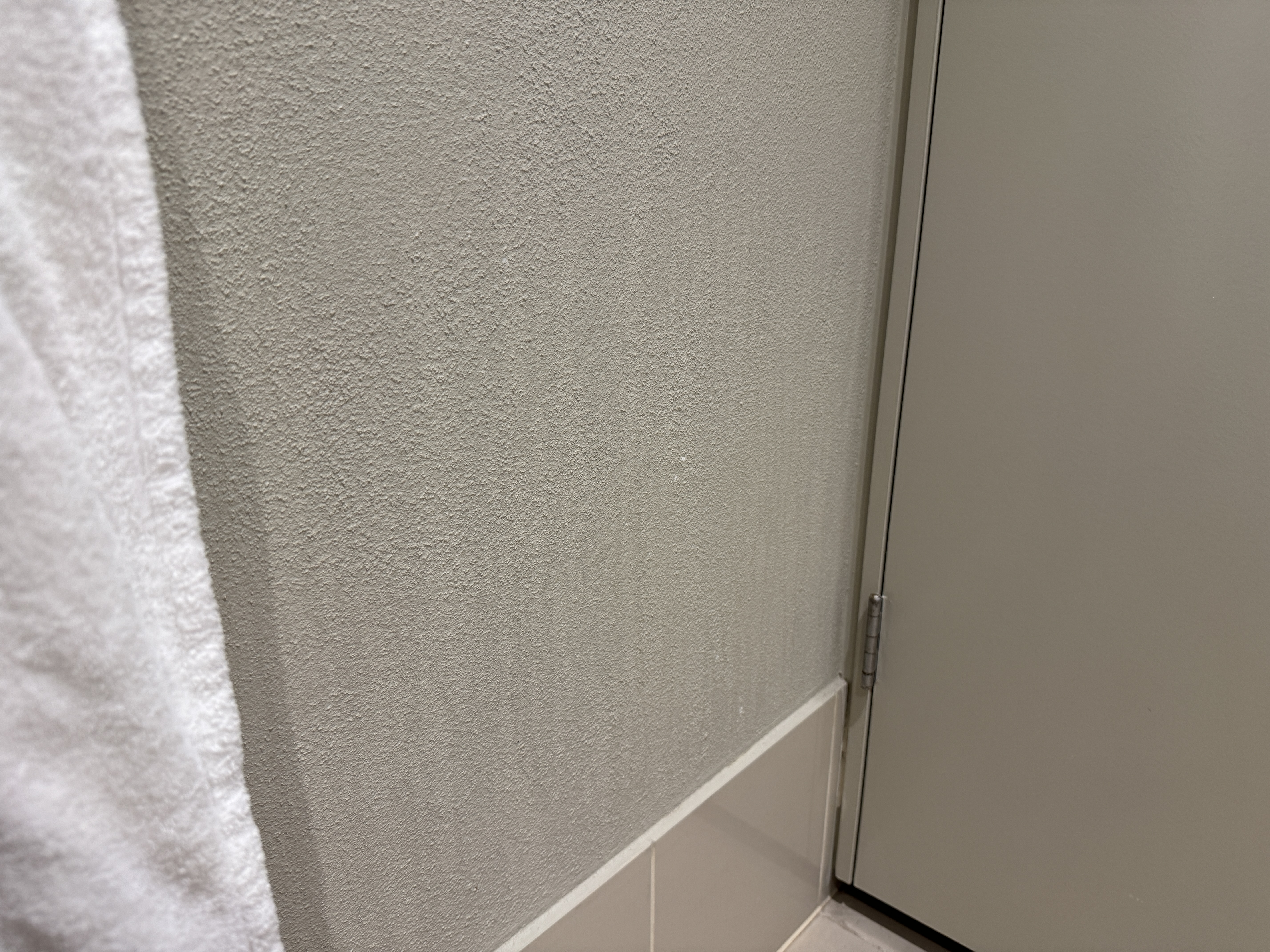 Pullman Bunker Bay Resort twin bath dirty wall Pullman Bunker Bay Resort twin bath dirty wall