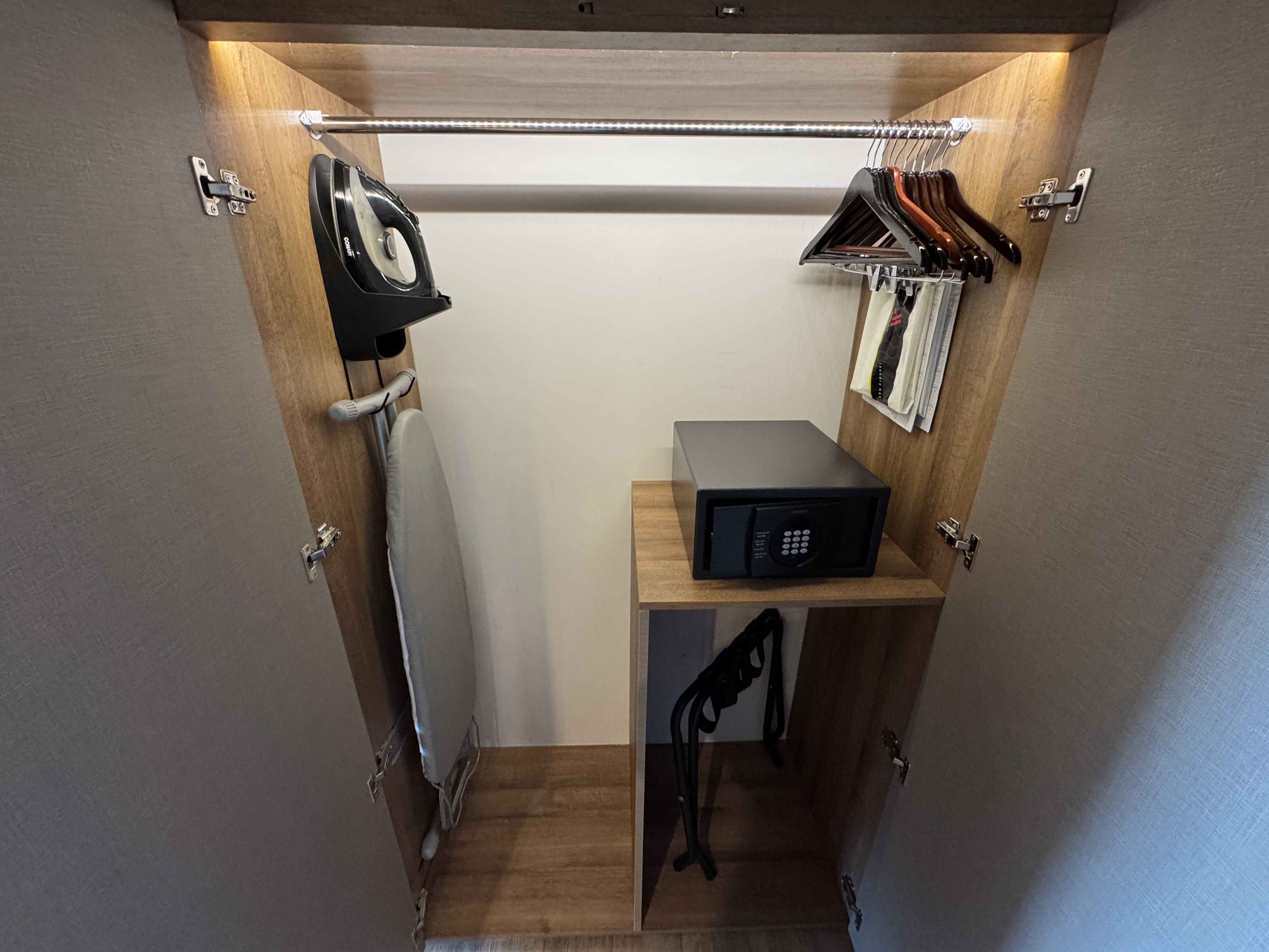 Santa Marta Marriott closet Santa Marta Marriott closet