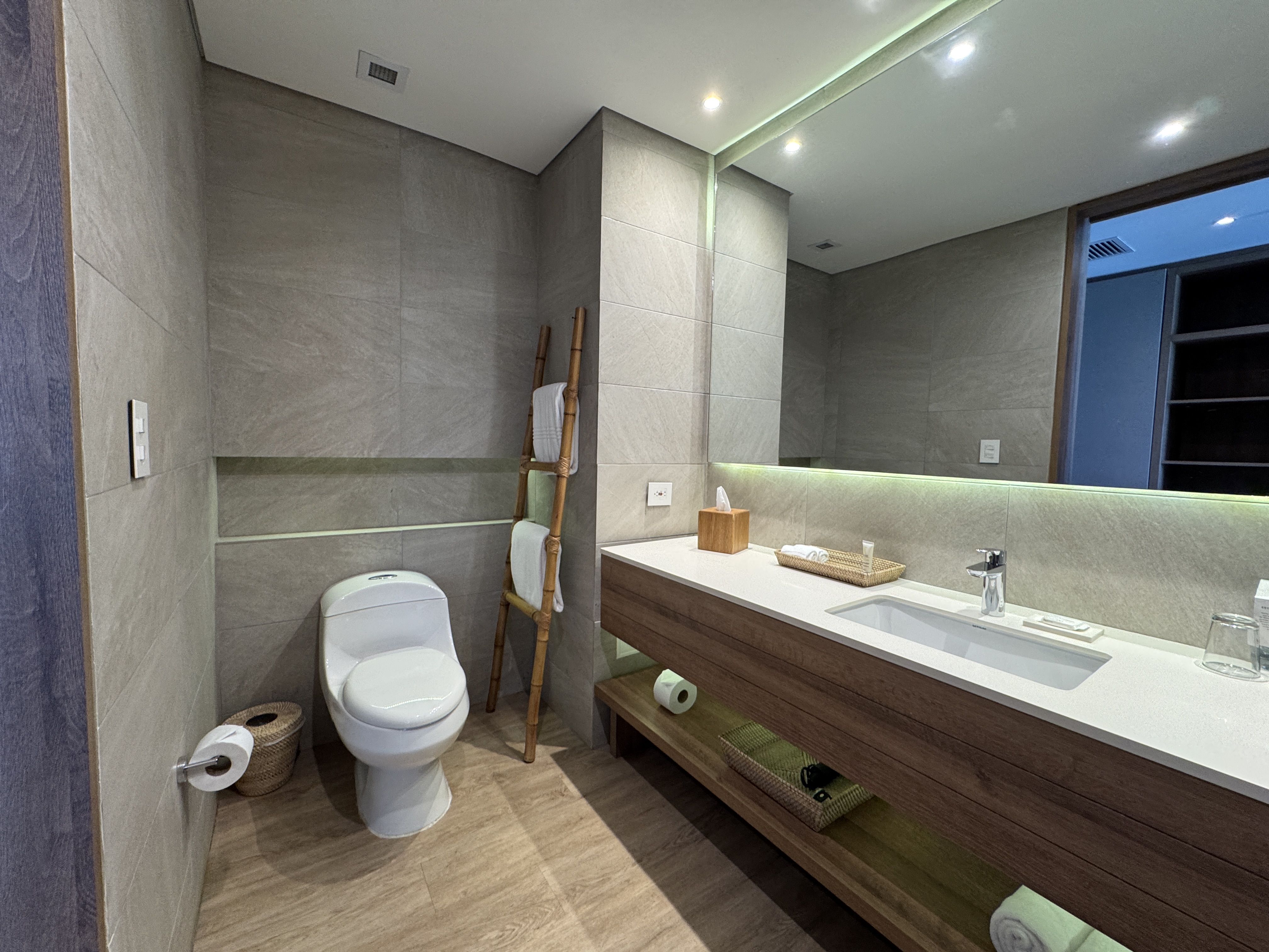 Santa Marta Marriott king bed bathroom Santa Marta Marriott king bed bathroom