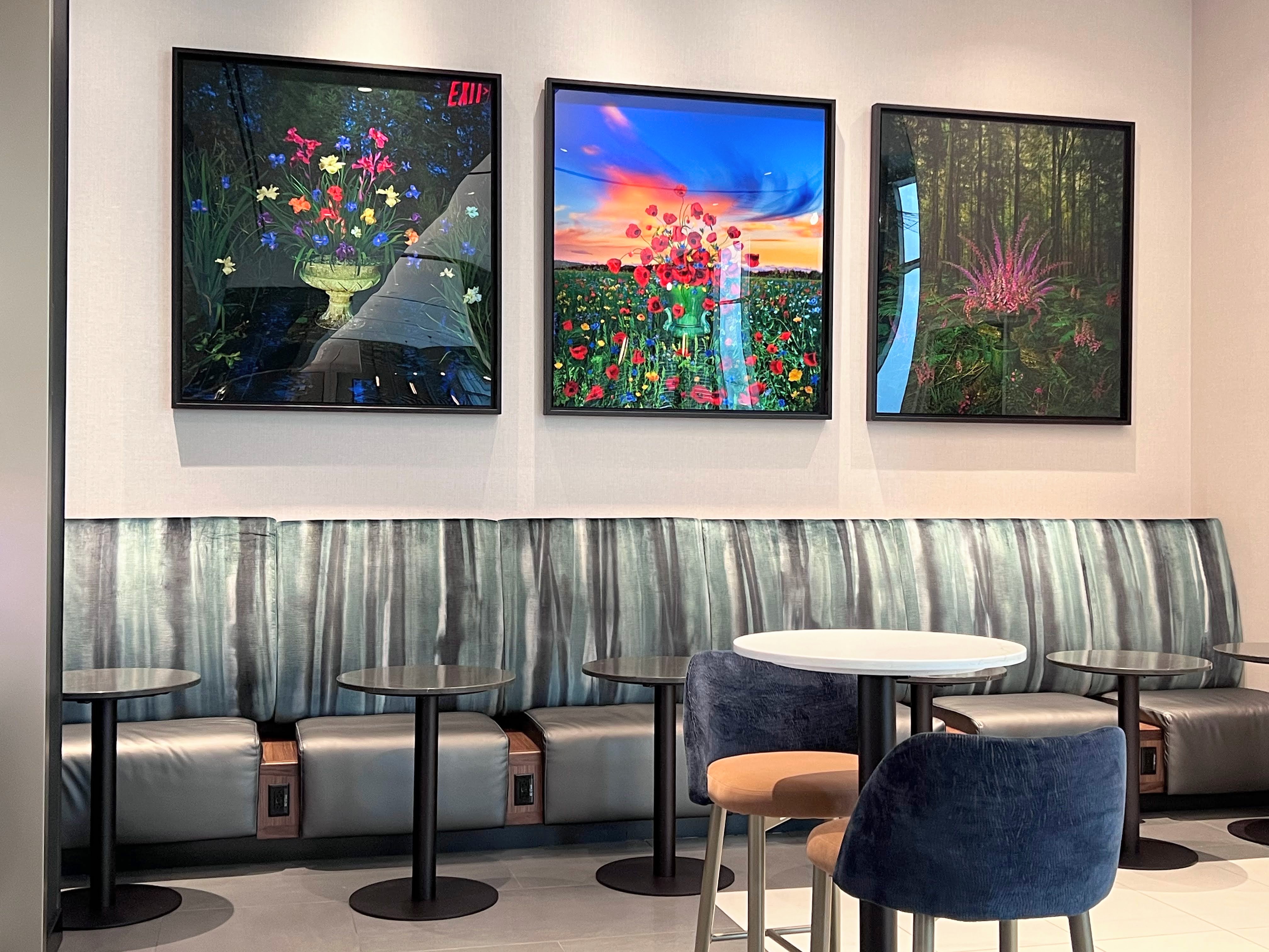 Seating and artwork at Atlanta Delta Sky Club