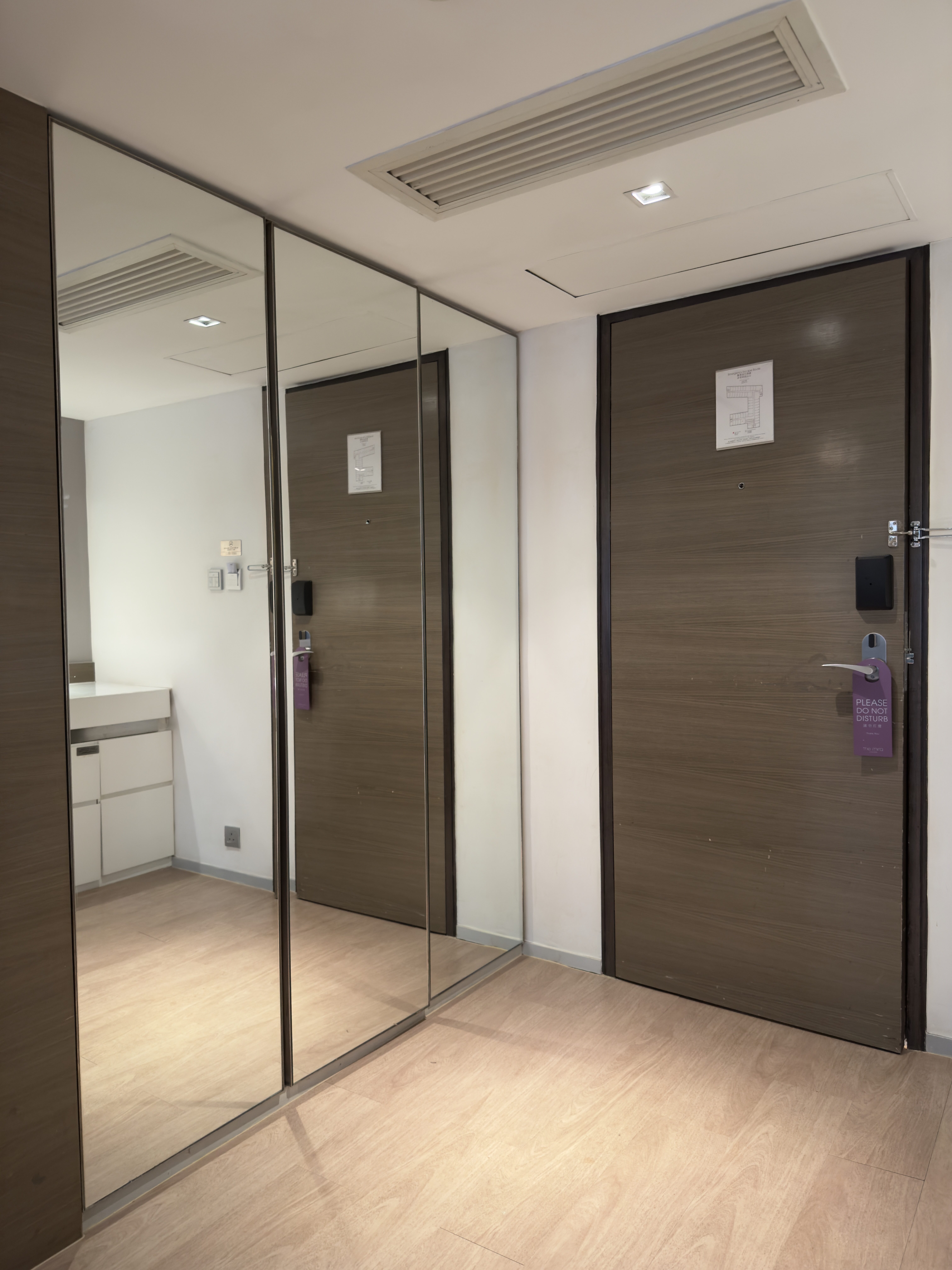 The Mira Hong Kong room mirrors and closet