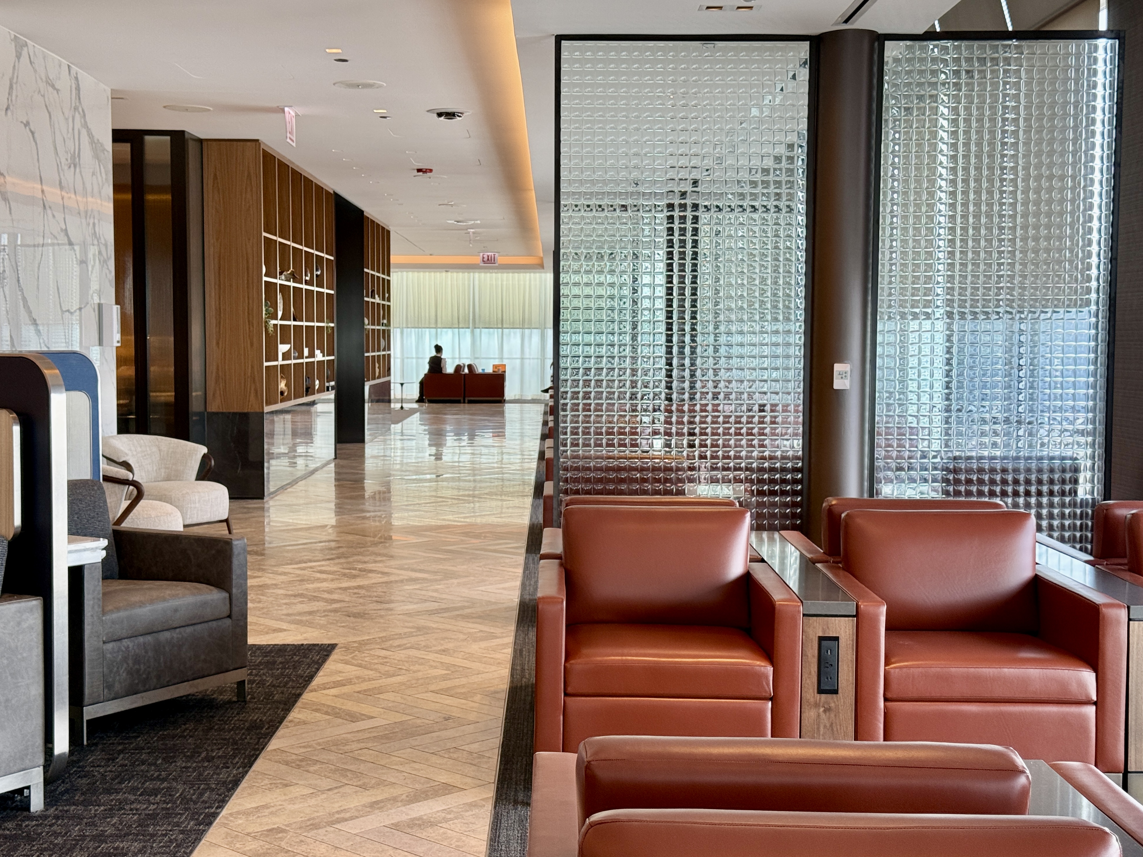 United Polaris Lounge Chicago Chairs With Translucent Glass