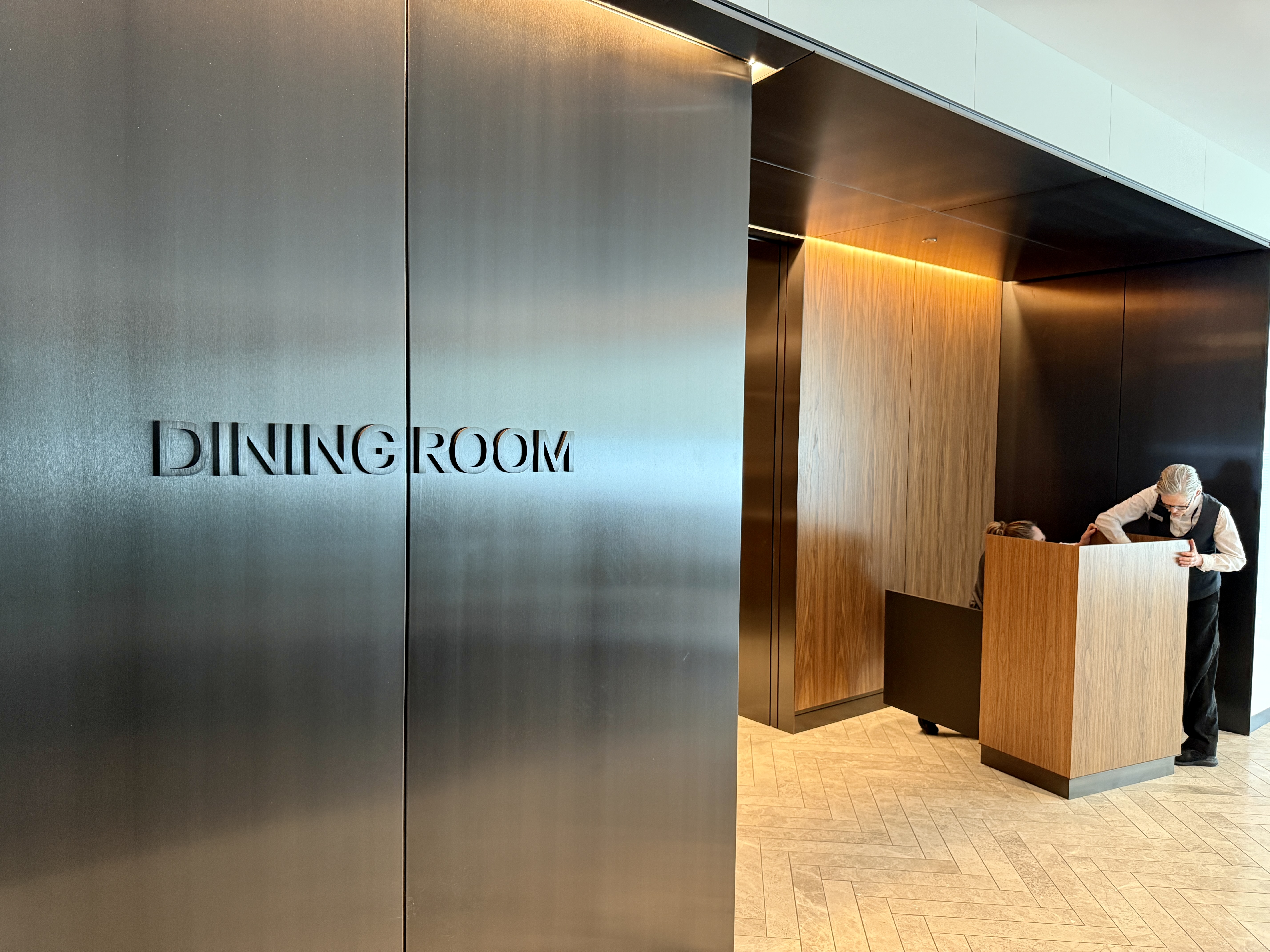 United Polaris Lounge Chicago Dining Room Signage
