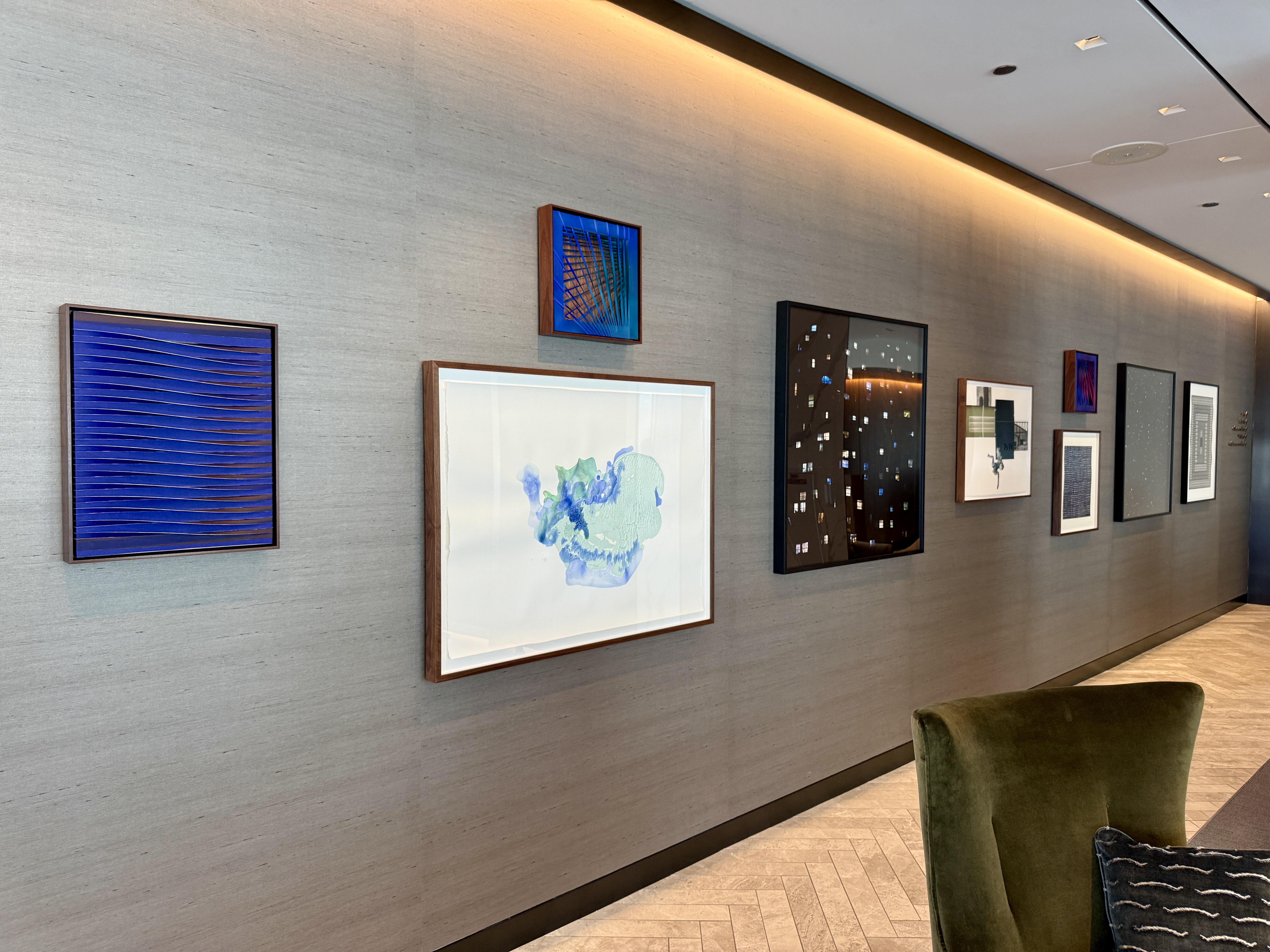 United Polaris Lounge Chicago Gallery Wall