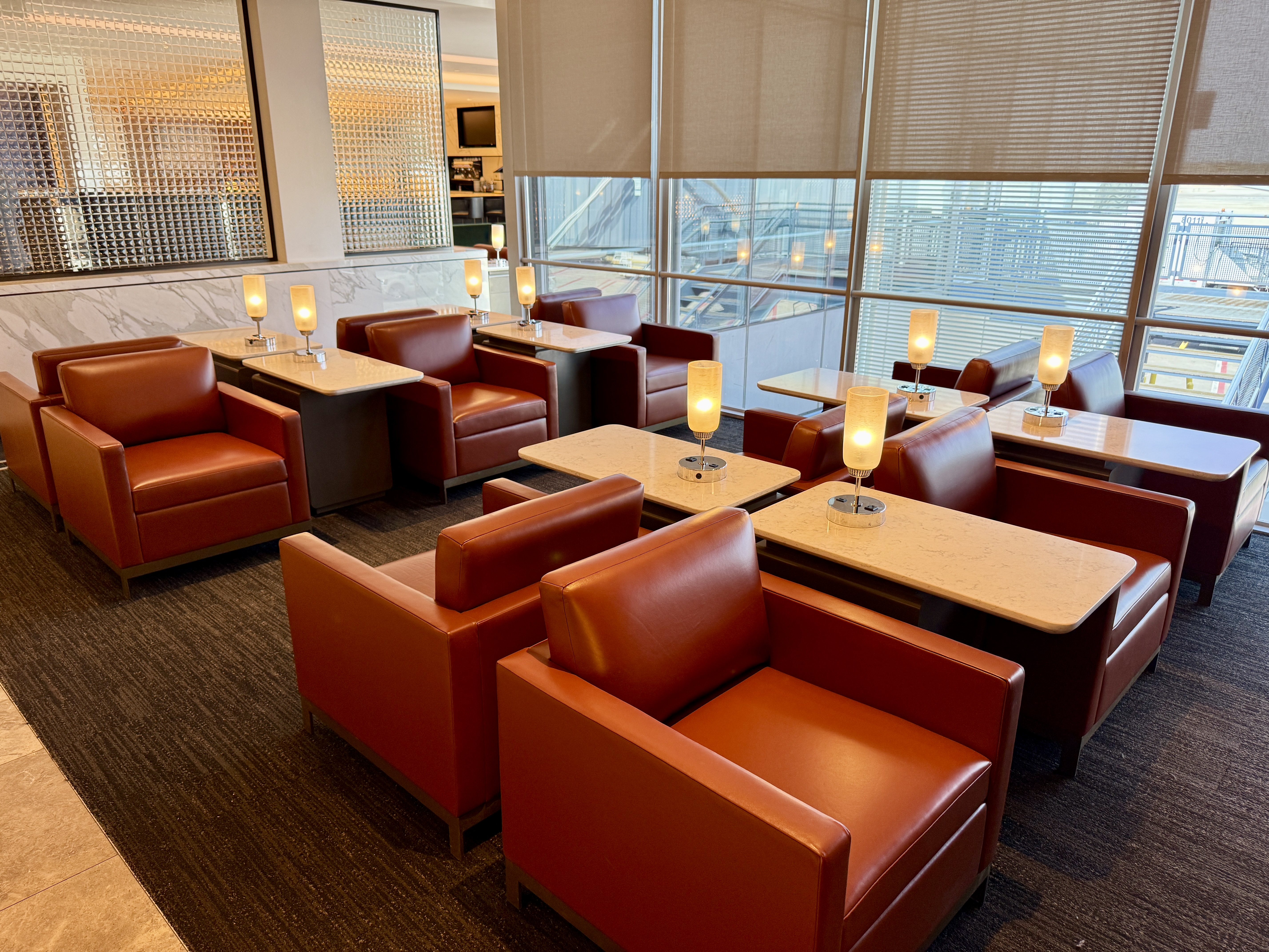 United Polaris Lounge Chicago Leather Arm Chairs With Tables