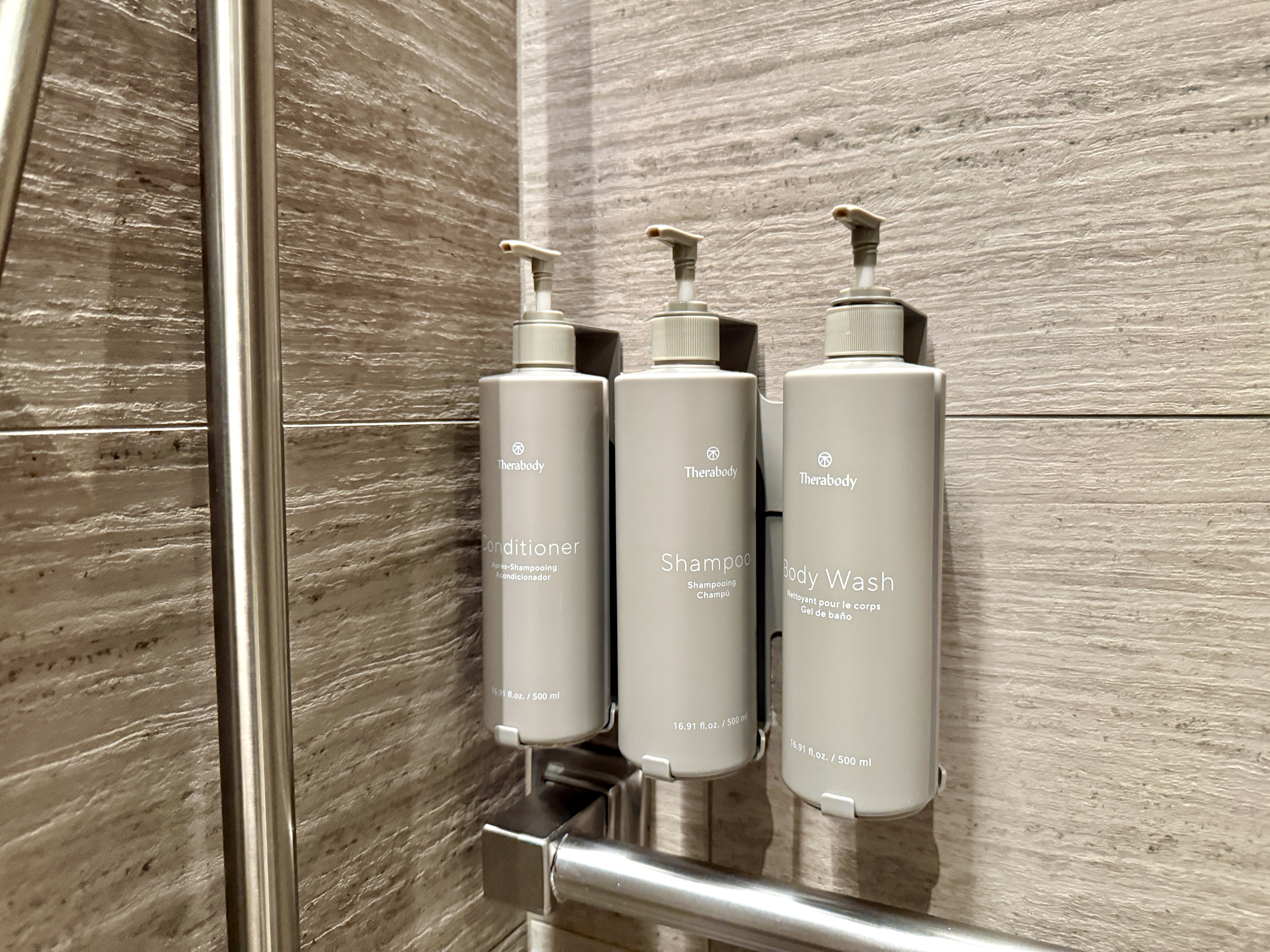 United Polaris Lounge Chicago Therabody Shower Toiletries