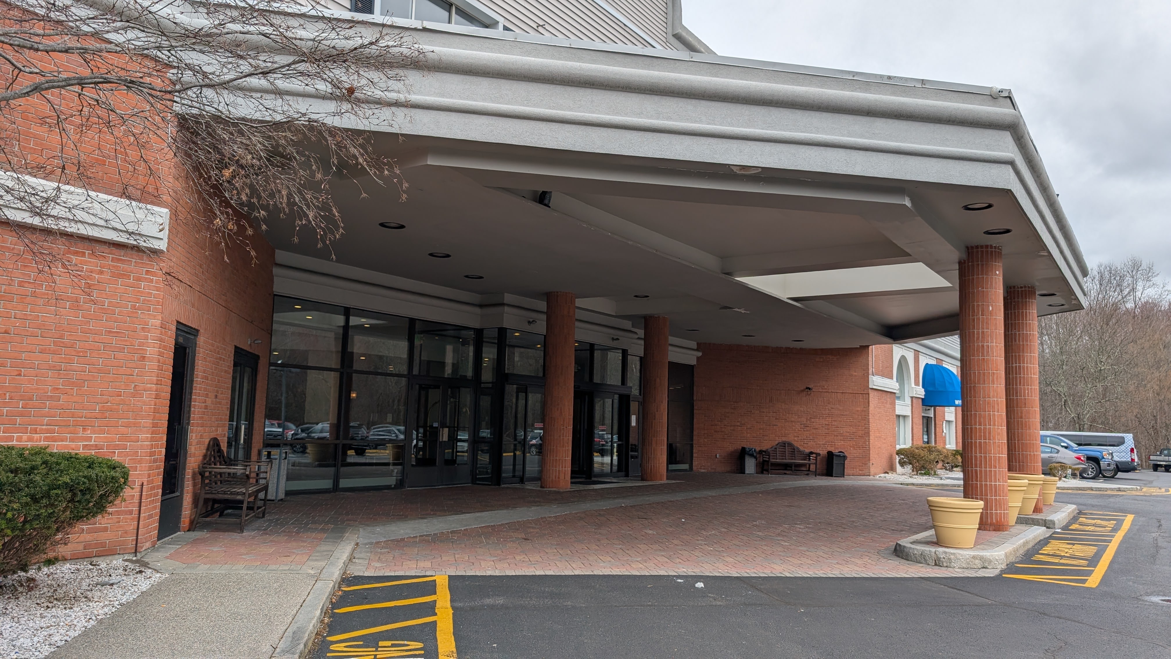 Wyndham Southbury covered entrance
