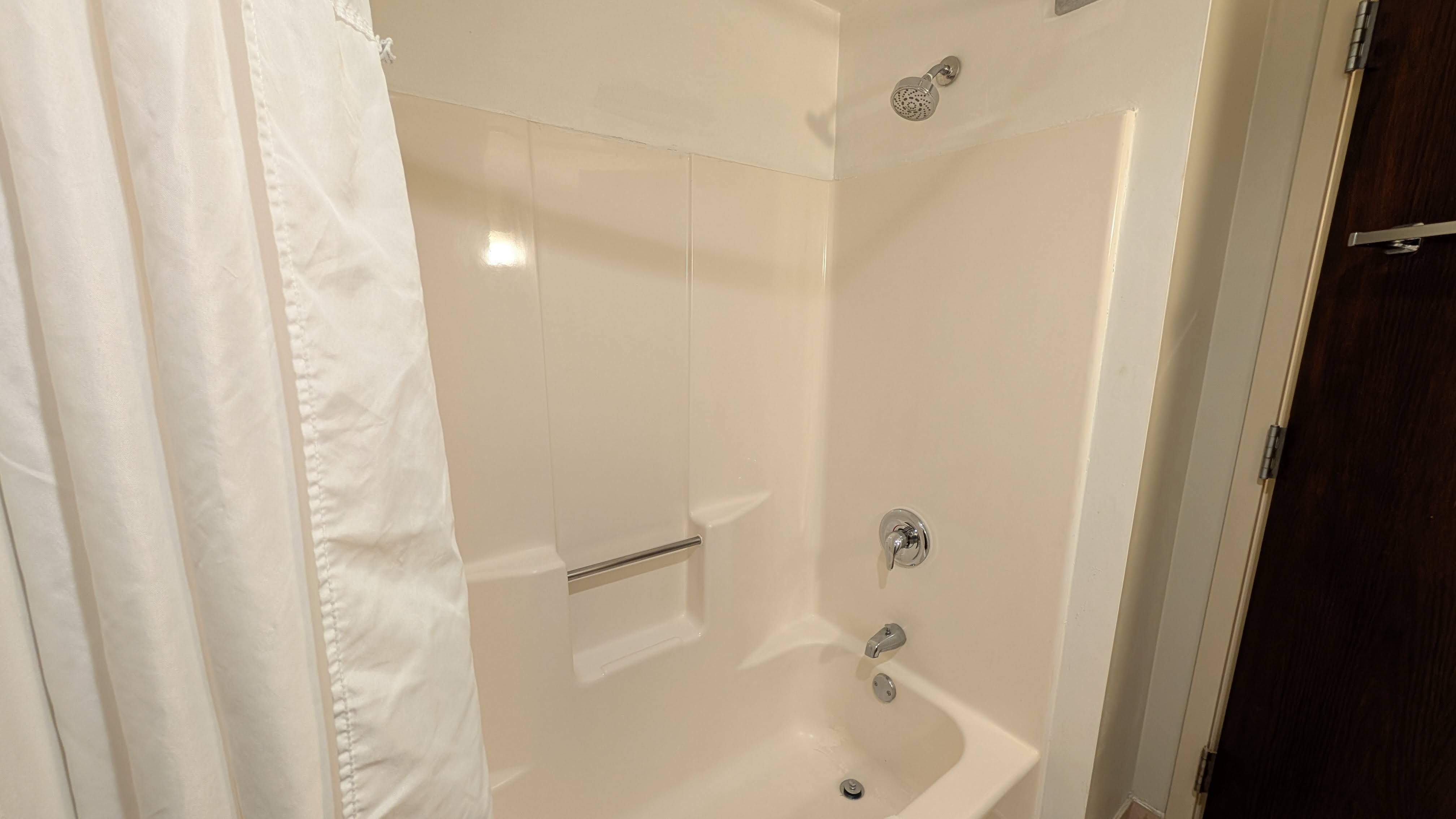 Wyndham Southbury guestroom bathroom shower