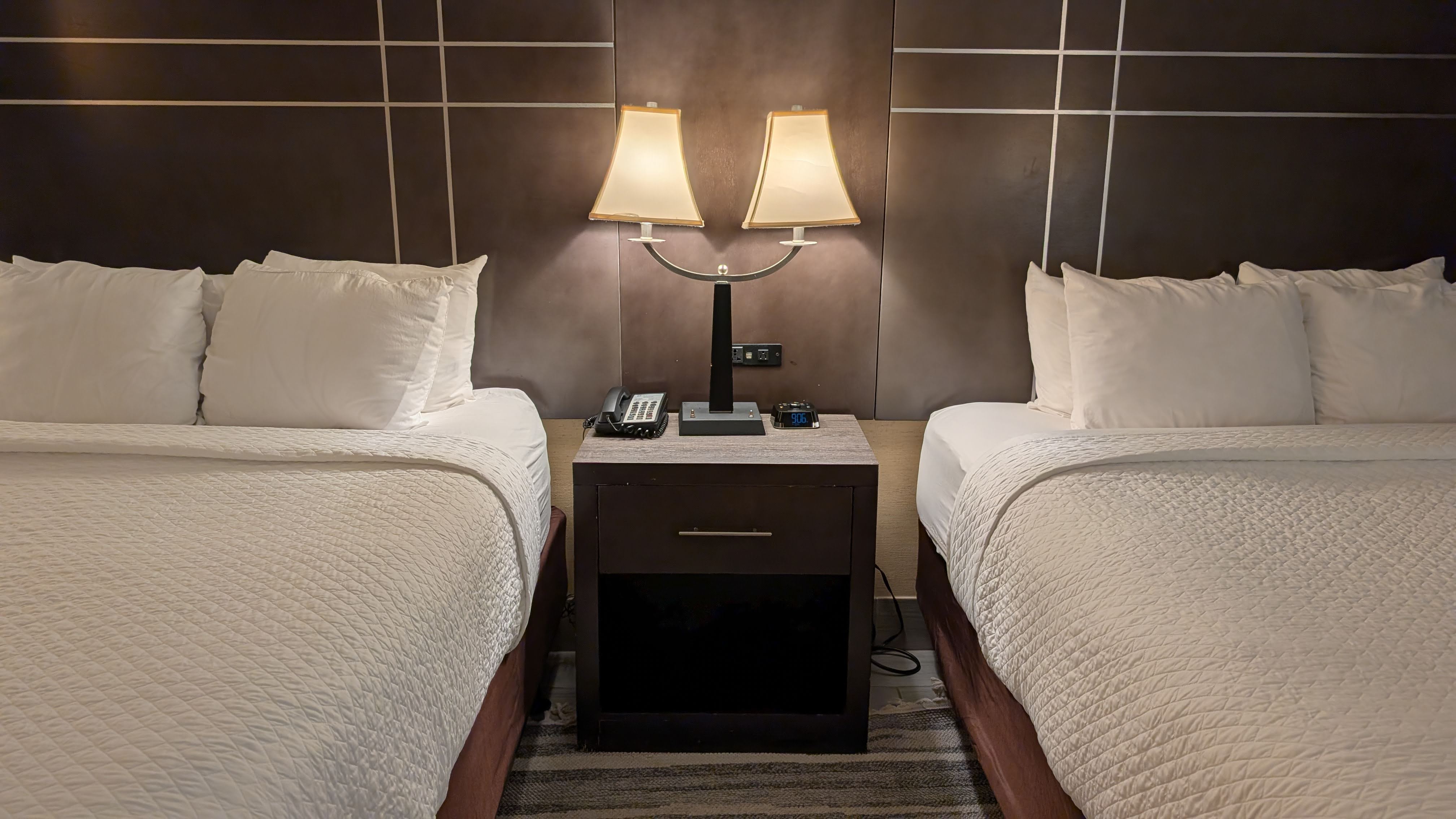 Wyndham Southbury guestroom nightstand