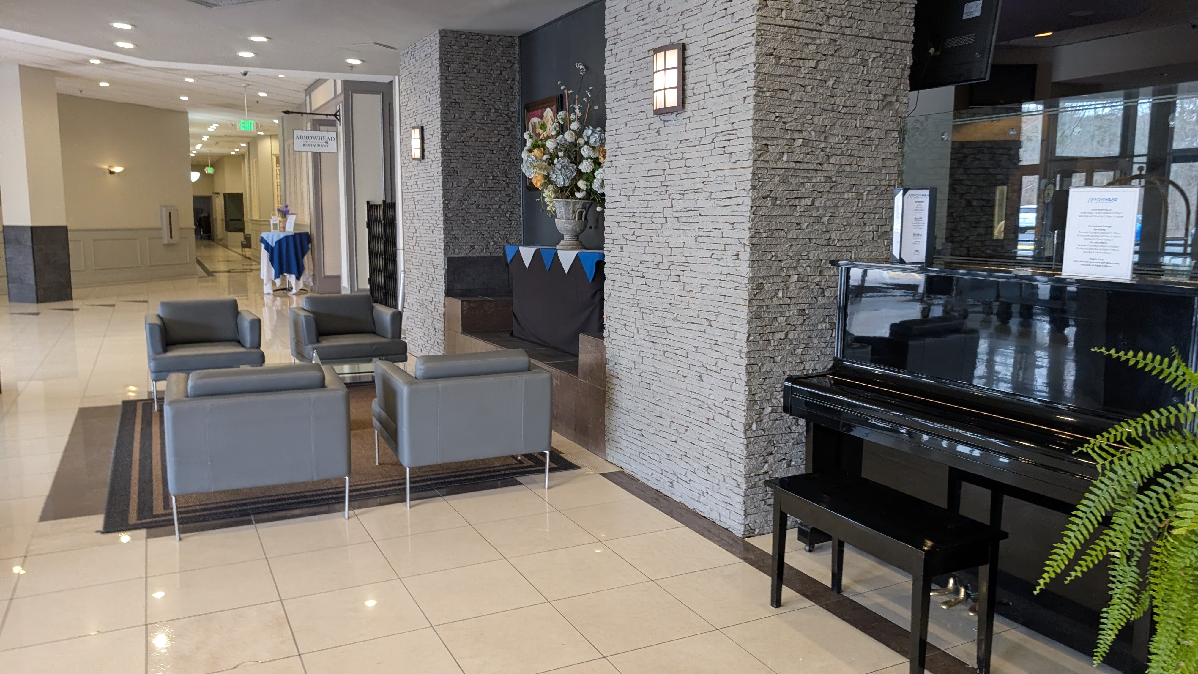 Wyndham Southbury lobby seating and piano