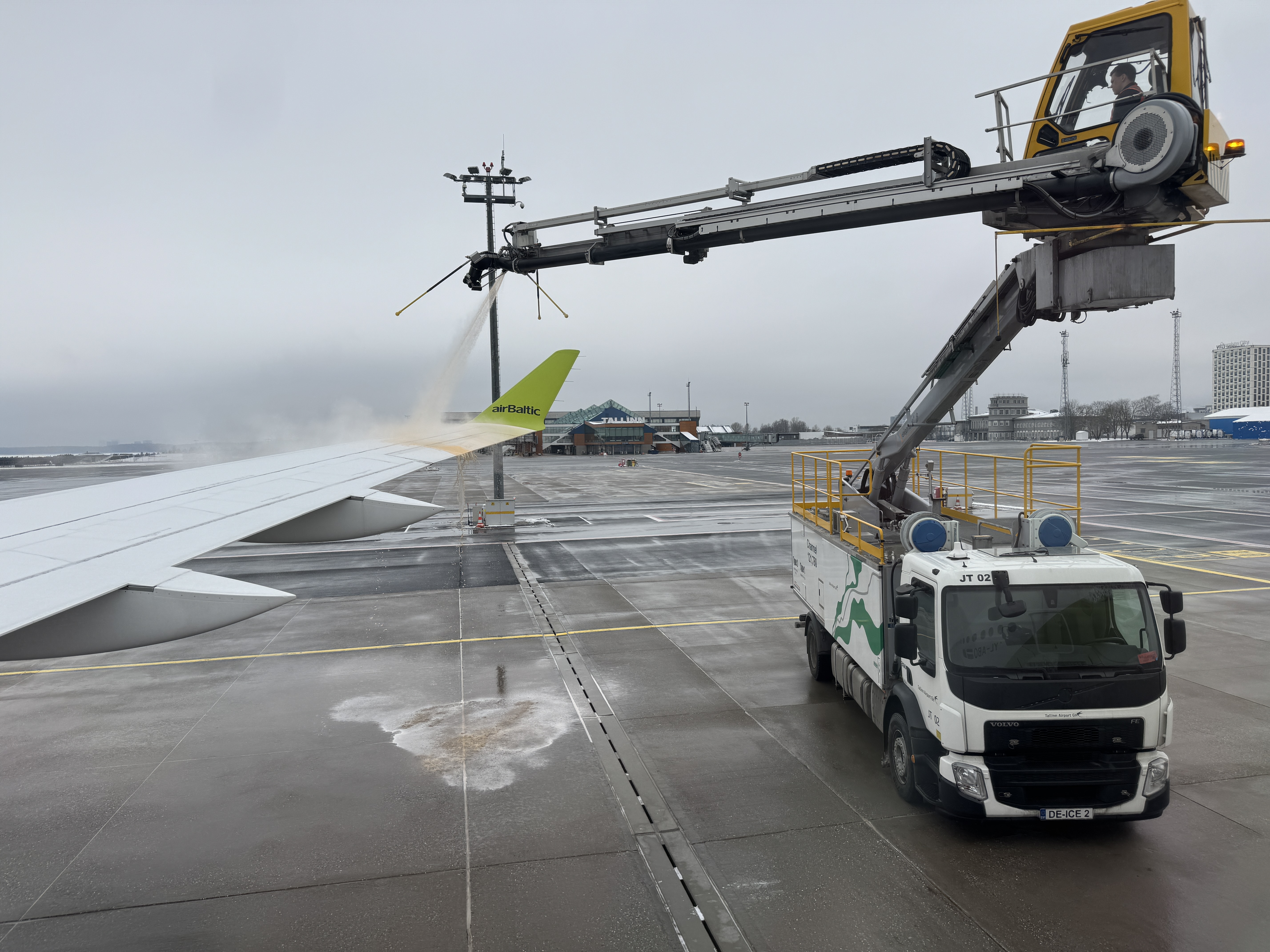airBaltic A220 300 TLL OSL deicing airBaltic A220 300 TLL OSL deicing