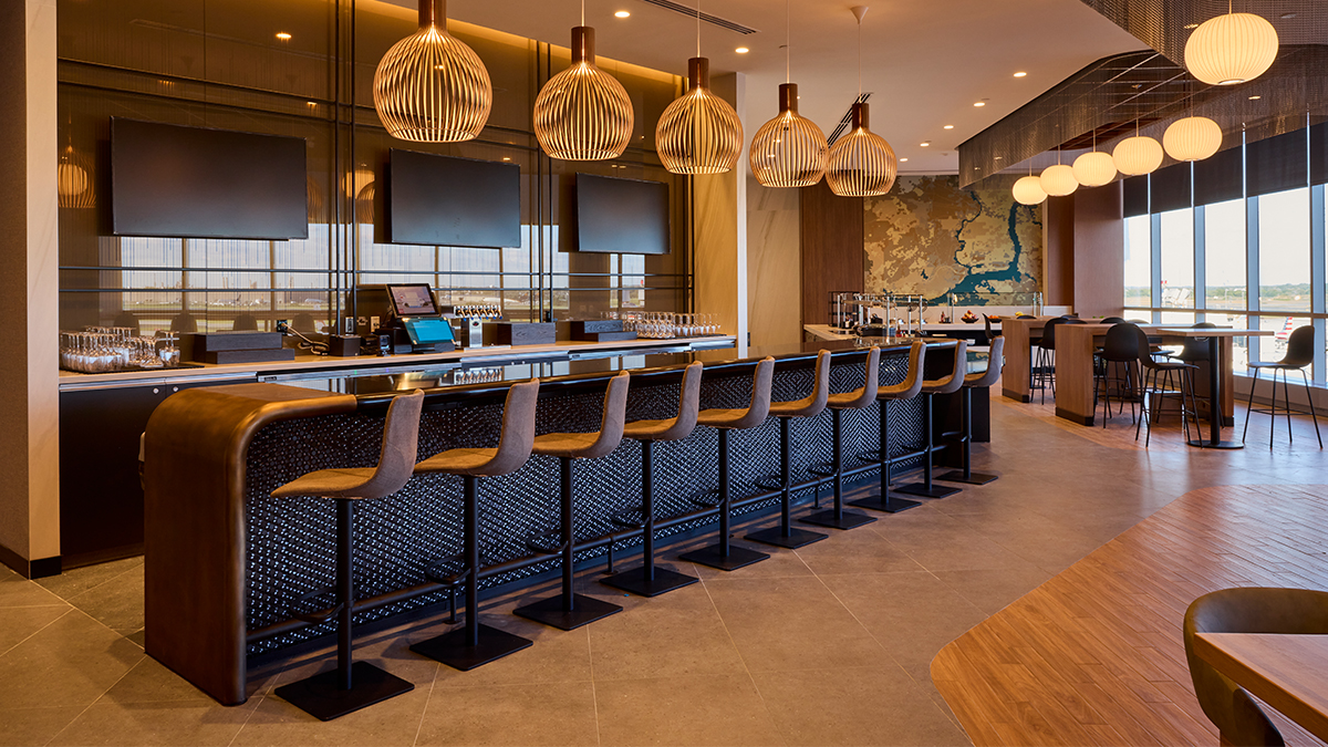 AA Admirals Club Lounge PHL
