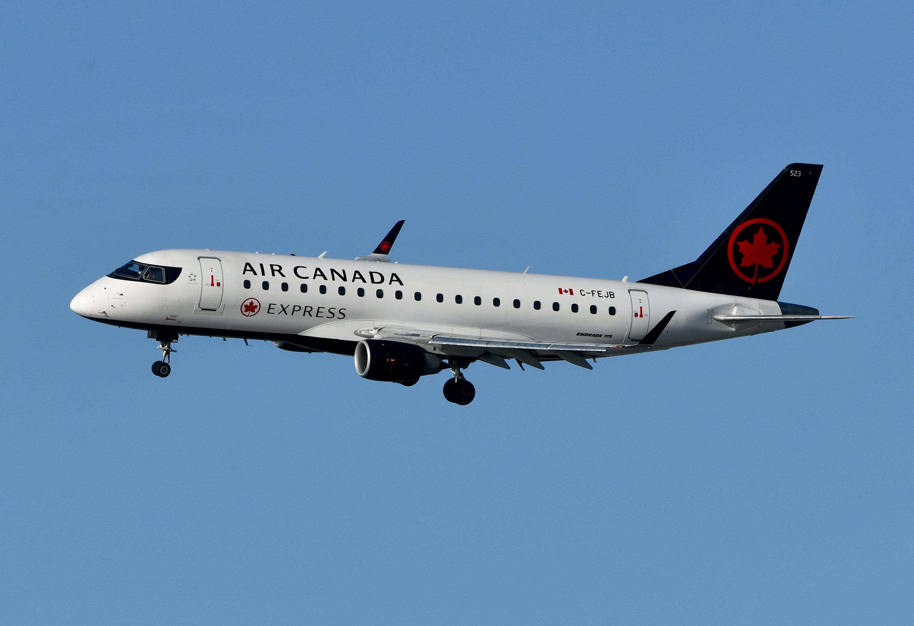 Air Canada E175 Banking