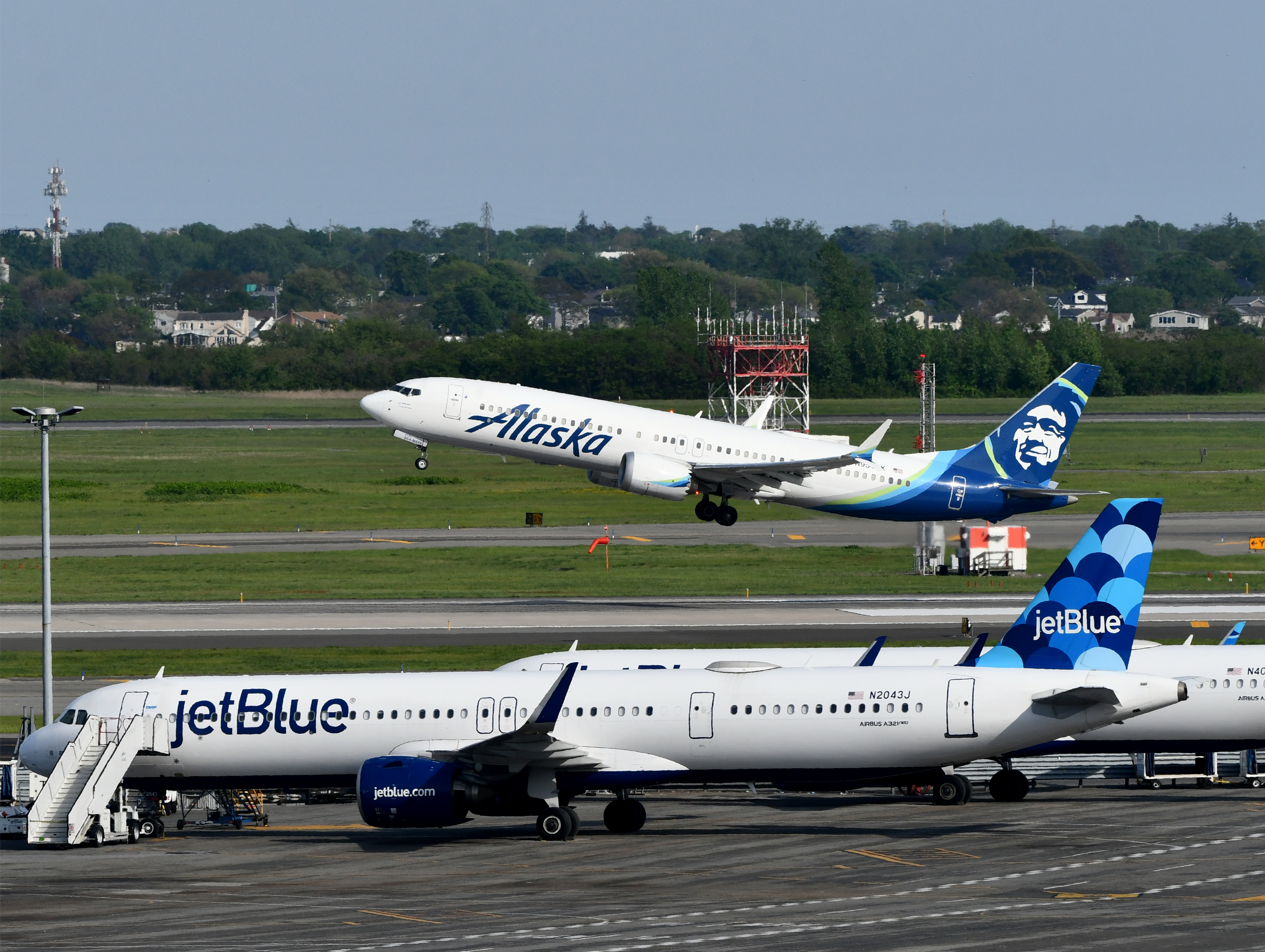Alaska Airlines B737 MAX9 JetBlue A321 JFK