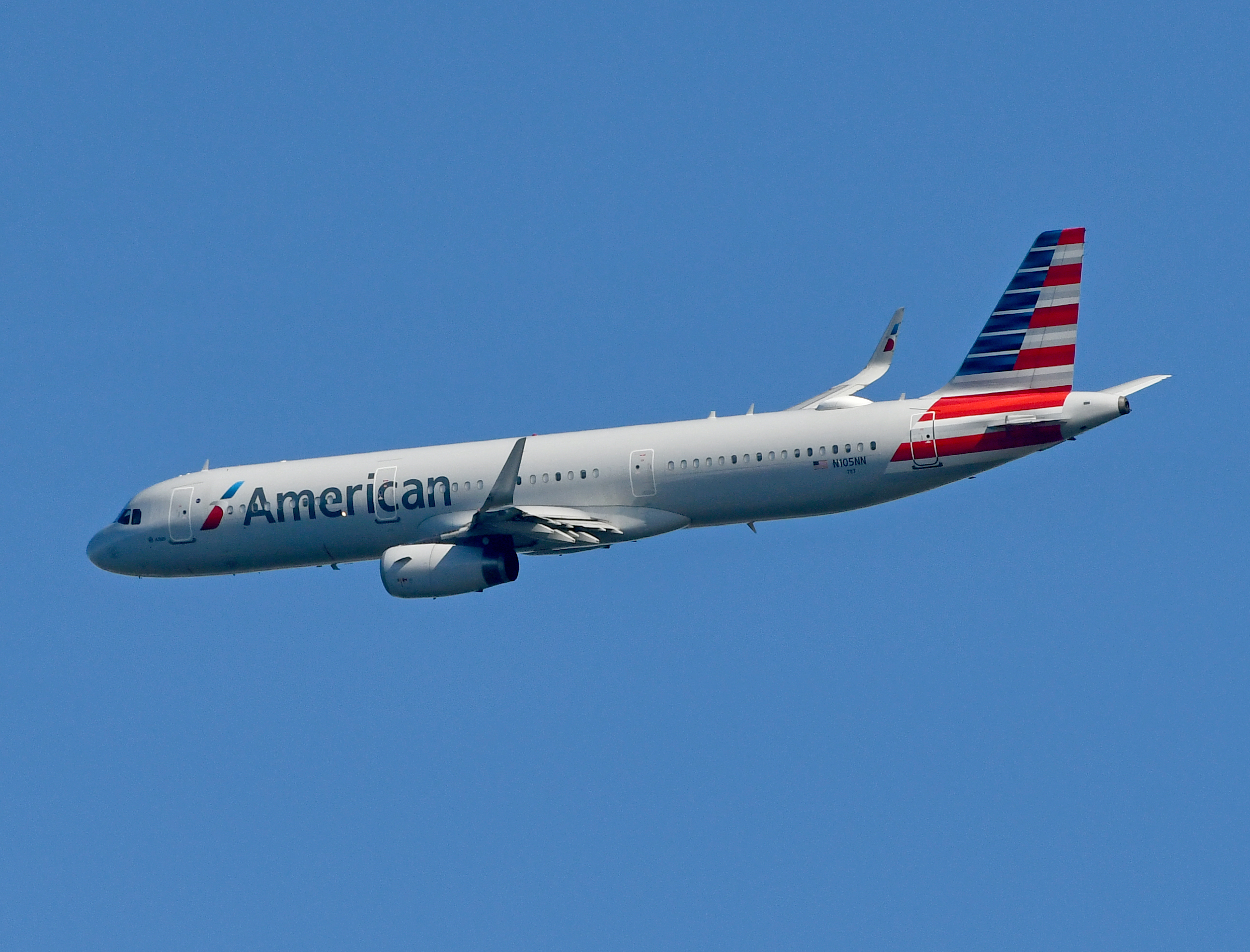 American Airlines A319 Taxiing American Airlines A321neo Banking