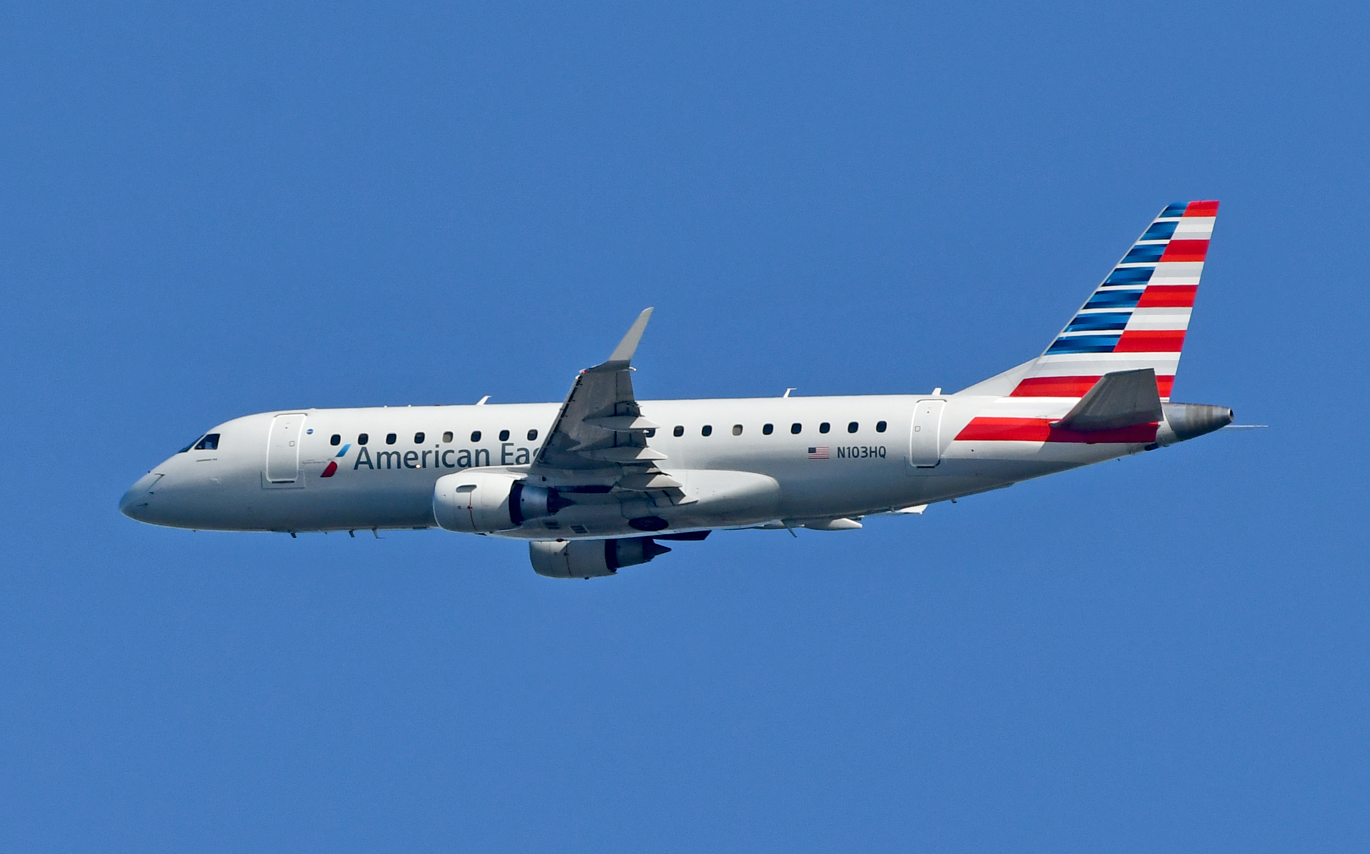 American Eagle E175 in flight American Eagle E175 in flight