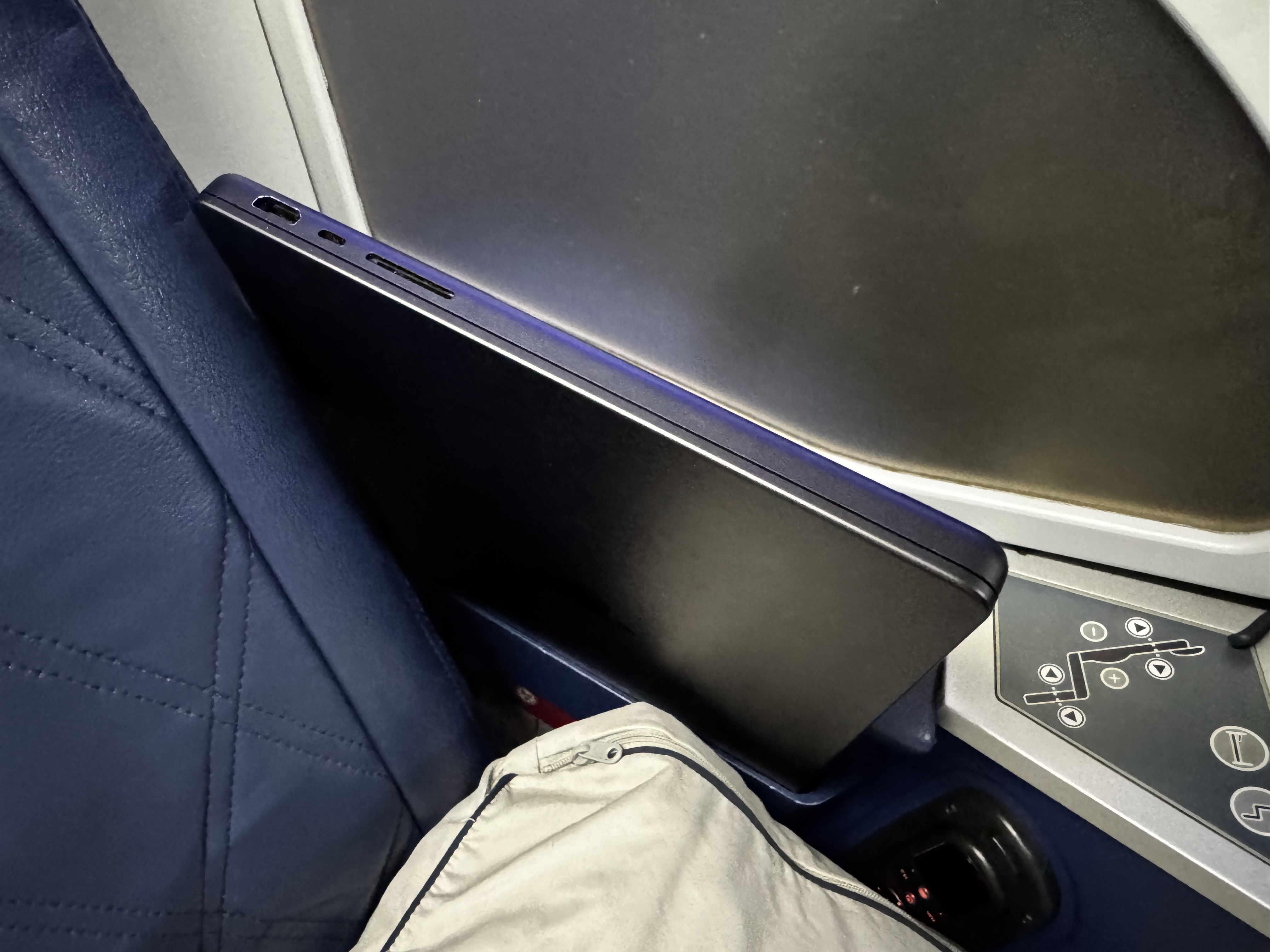 Delta One B757 200 LAX BOS laptop sticking out