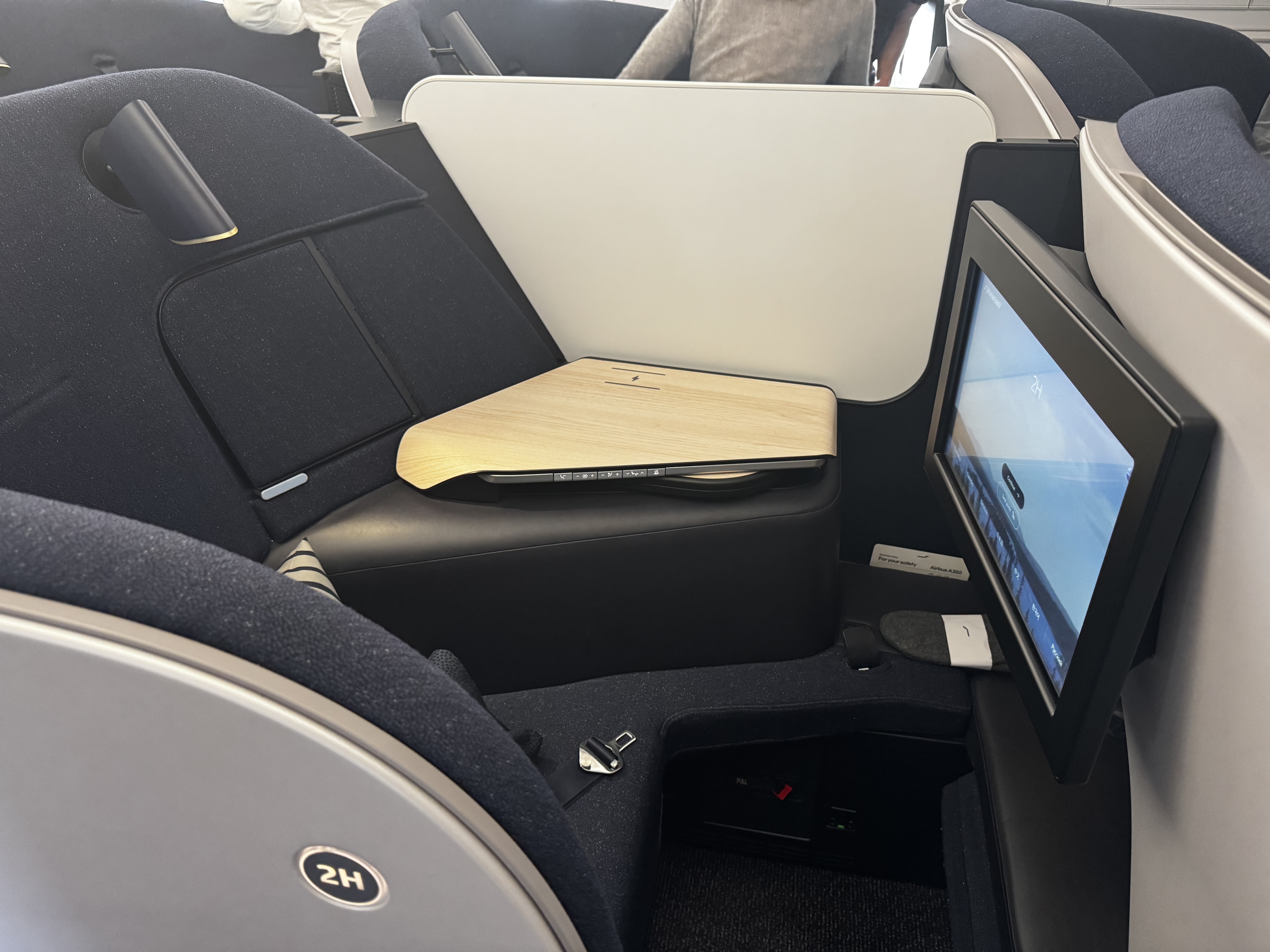 Finnair A350XWB business class middle seats divider