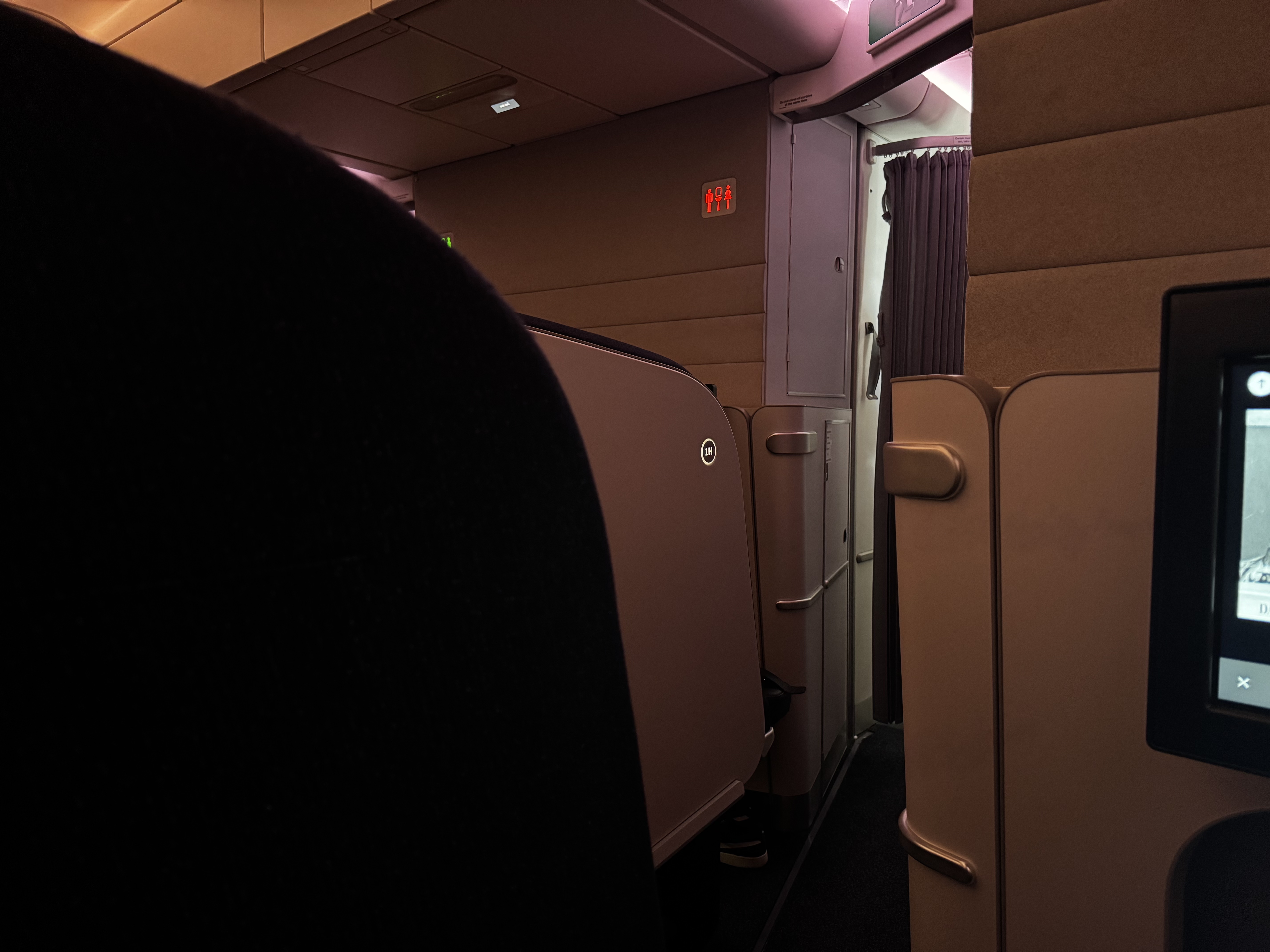 Finnair A350XWB business class privacy view