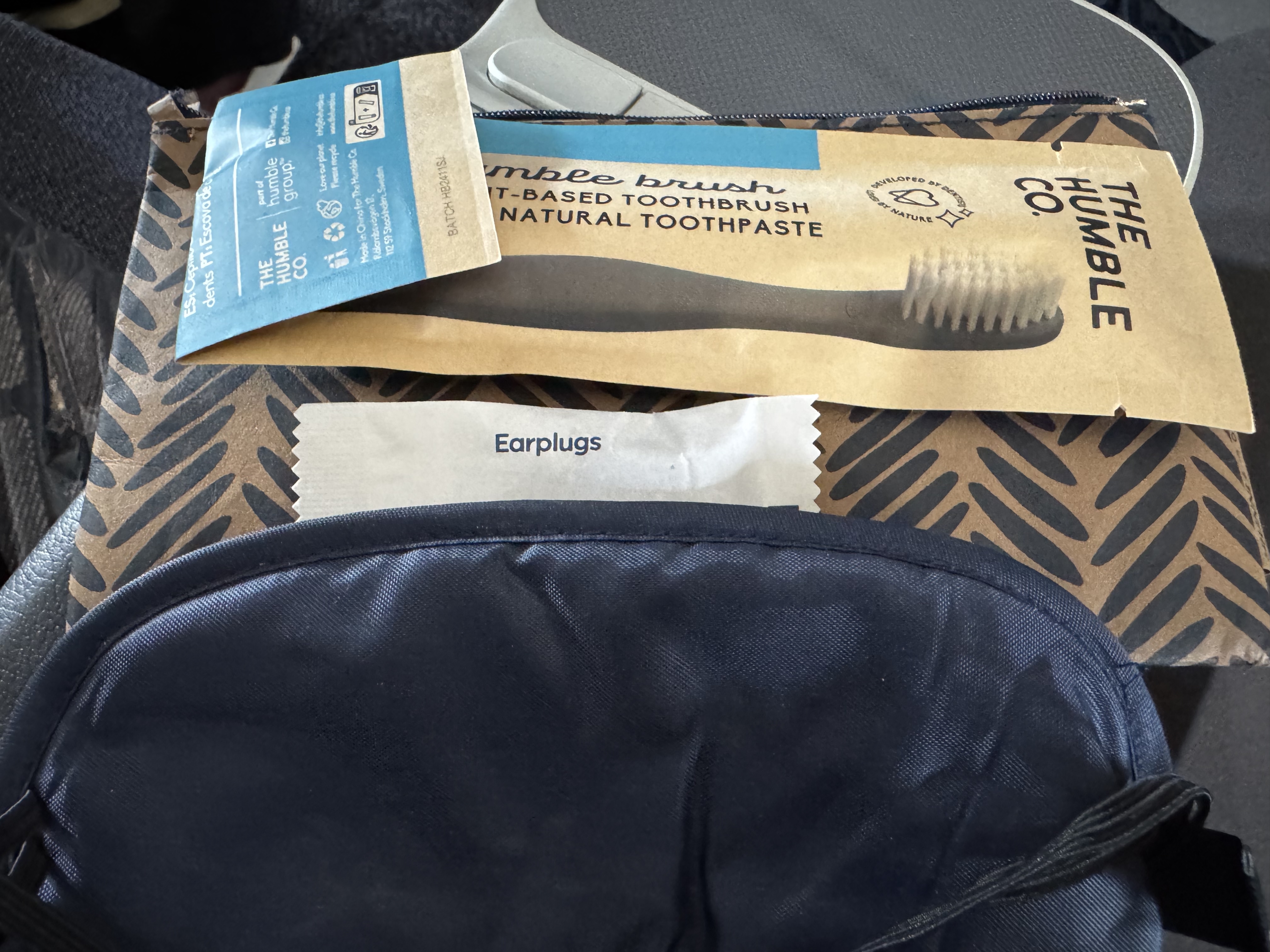 Finnair A350XWB premium economy amenity kit contents Finnair A350XWB premium economy amenity kit contents