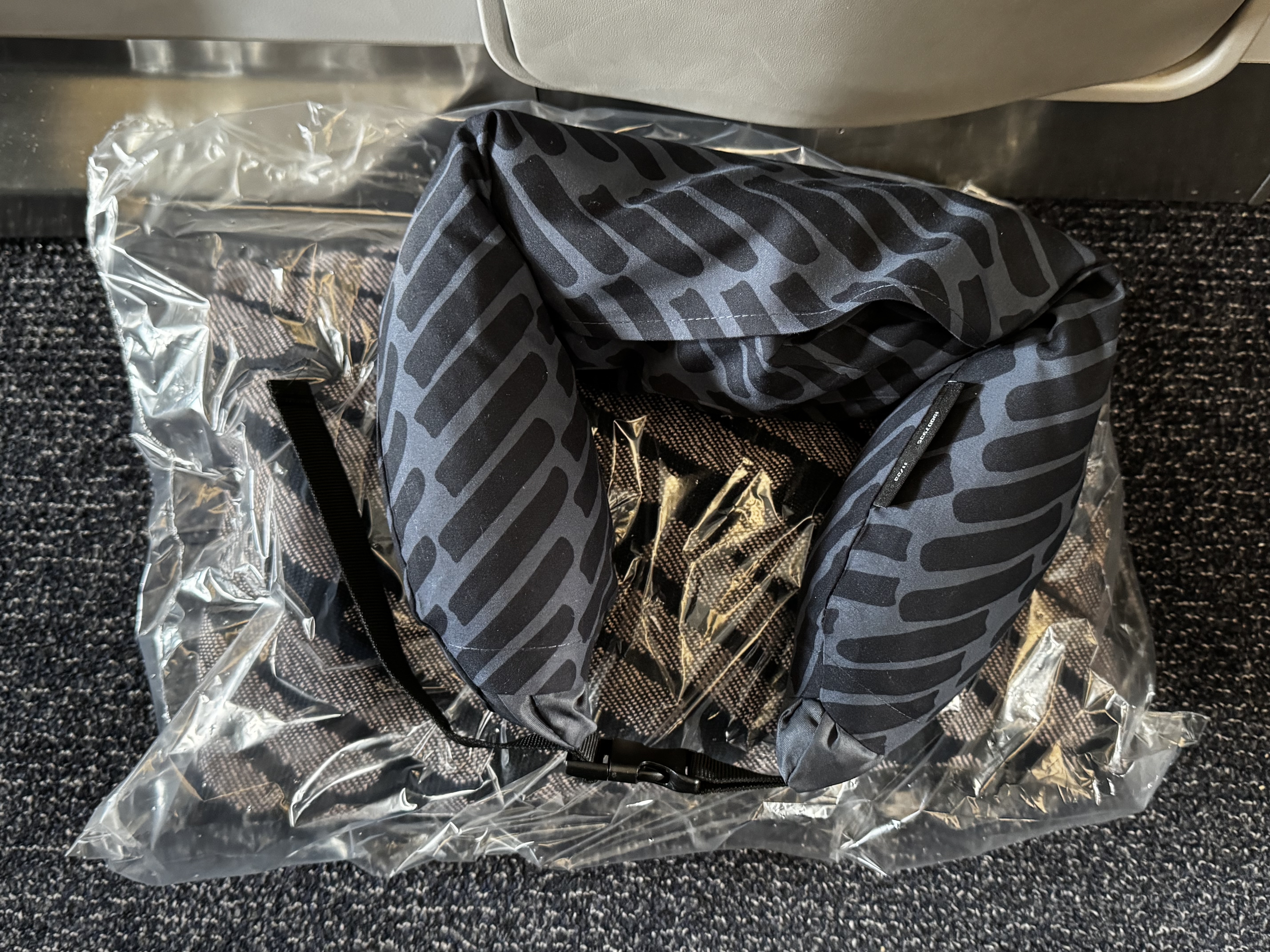 Finnair A350XWB premium economy blanket pillow Finnair A350XWB premium economy blanket pillow