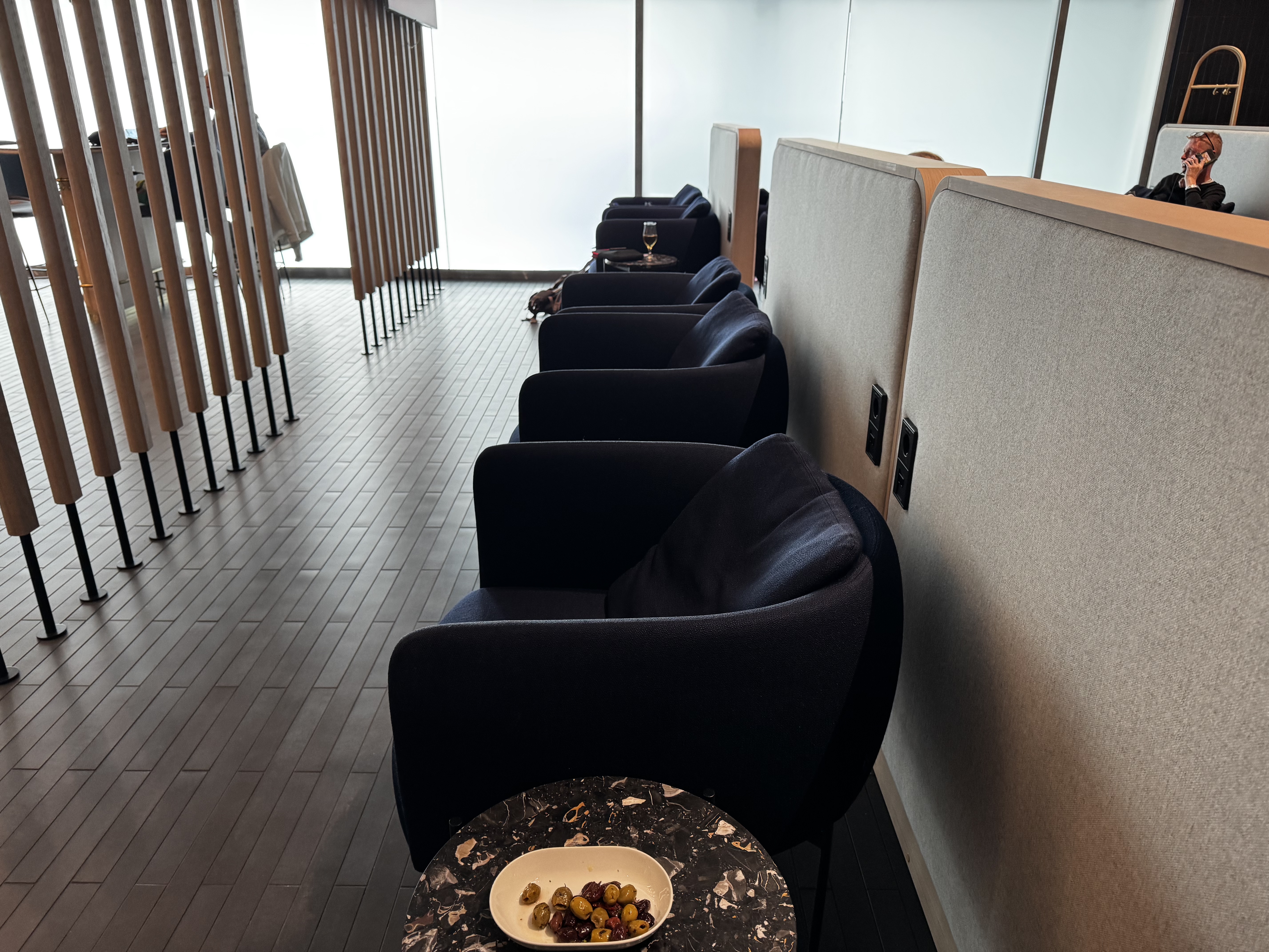 Finnair Lounge Helsinki HEL Non Schengen Platinum Wing chairs