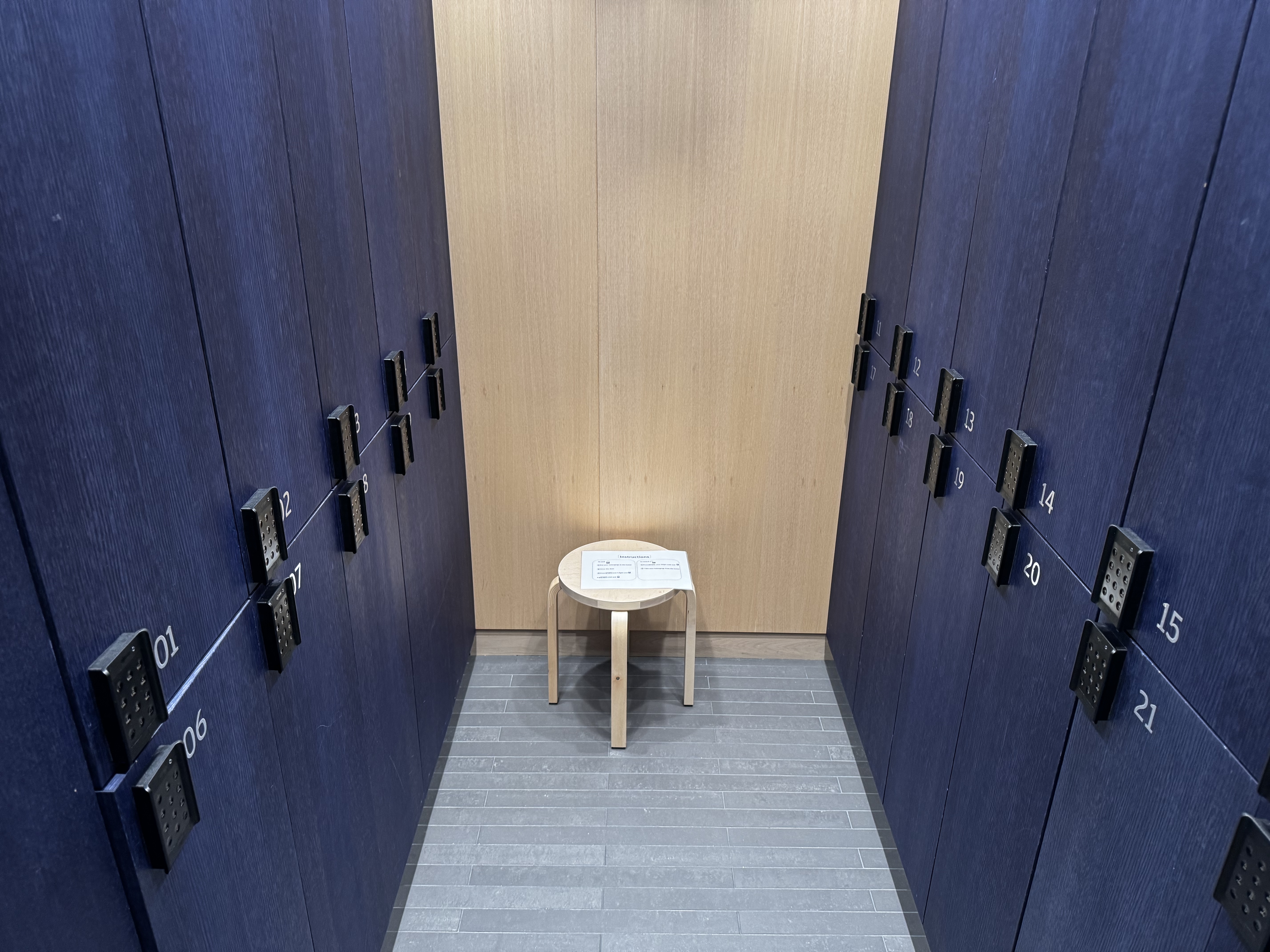 Finnair Lounge Helsinki HEL Non Schengen Platinum Wing luggage storage