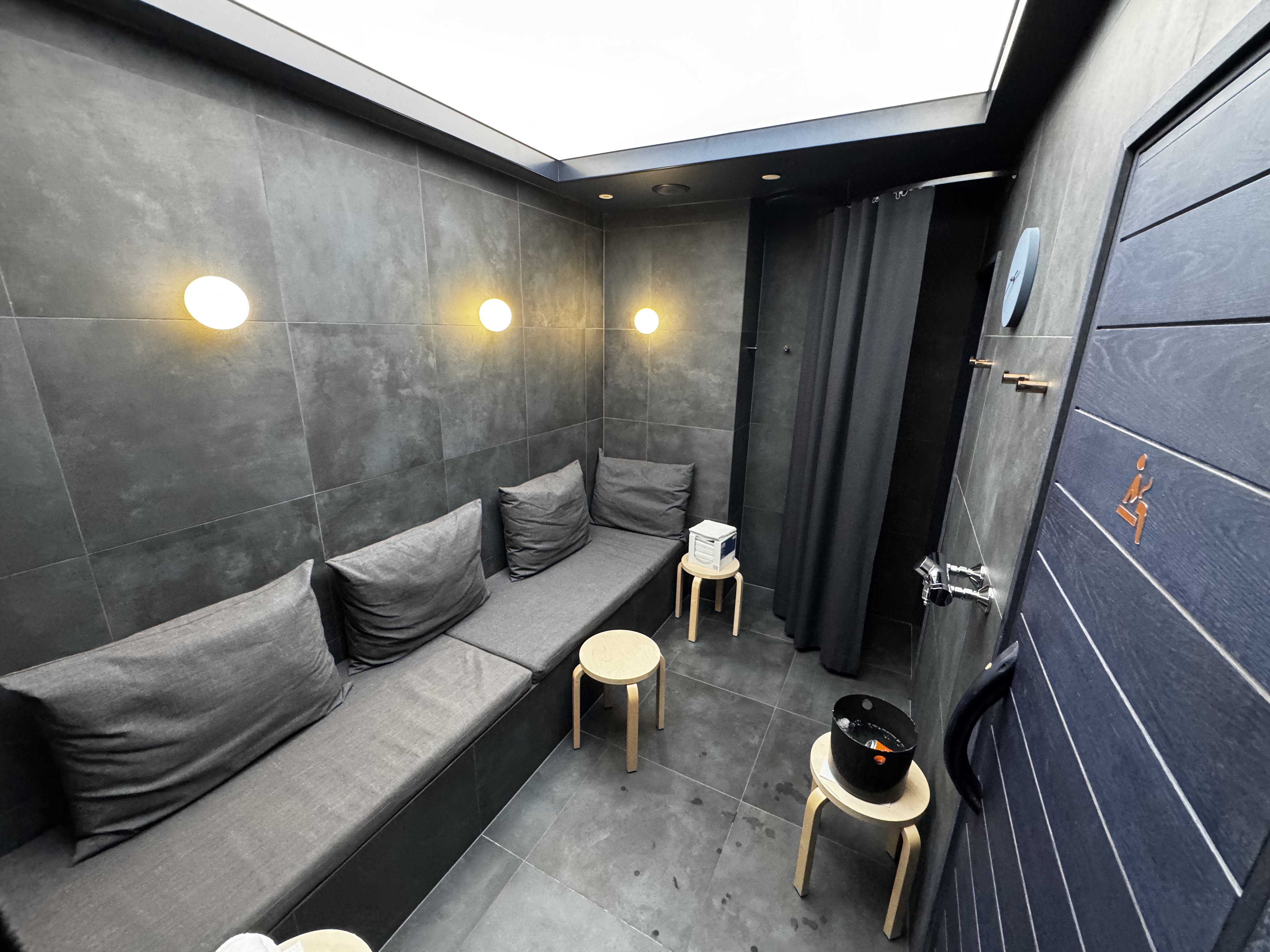 Finnair Lounge Helsinki HEL Non Schengen Platinum Wing sauna waiting room